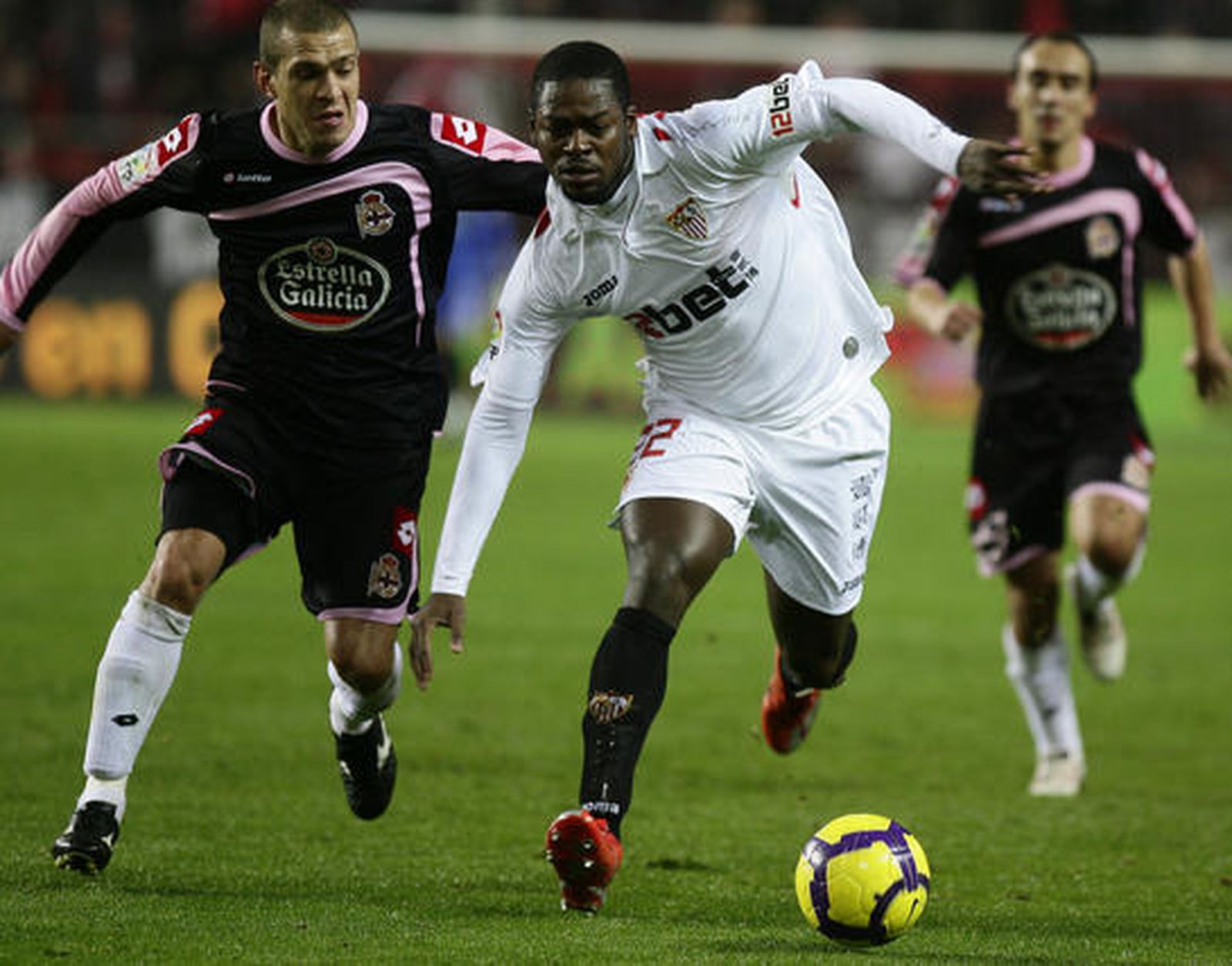 Romaric disputa un balón con un jugador del Dépor. / Antonio Pizarro