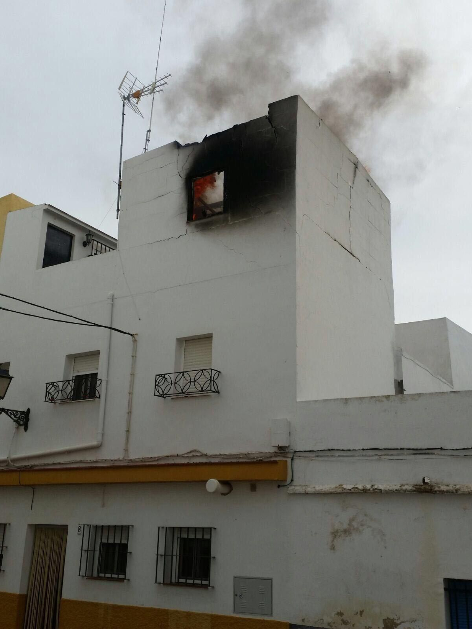 Un incendio obliga a desalojar tres viviendas Un incendio obliga a desalojar tres viviendas