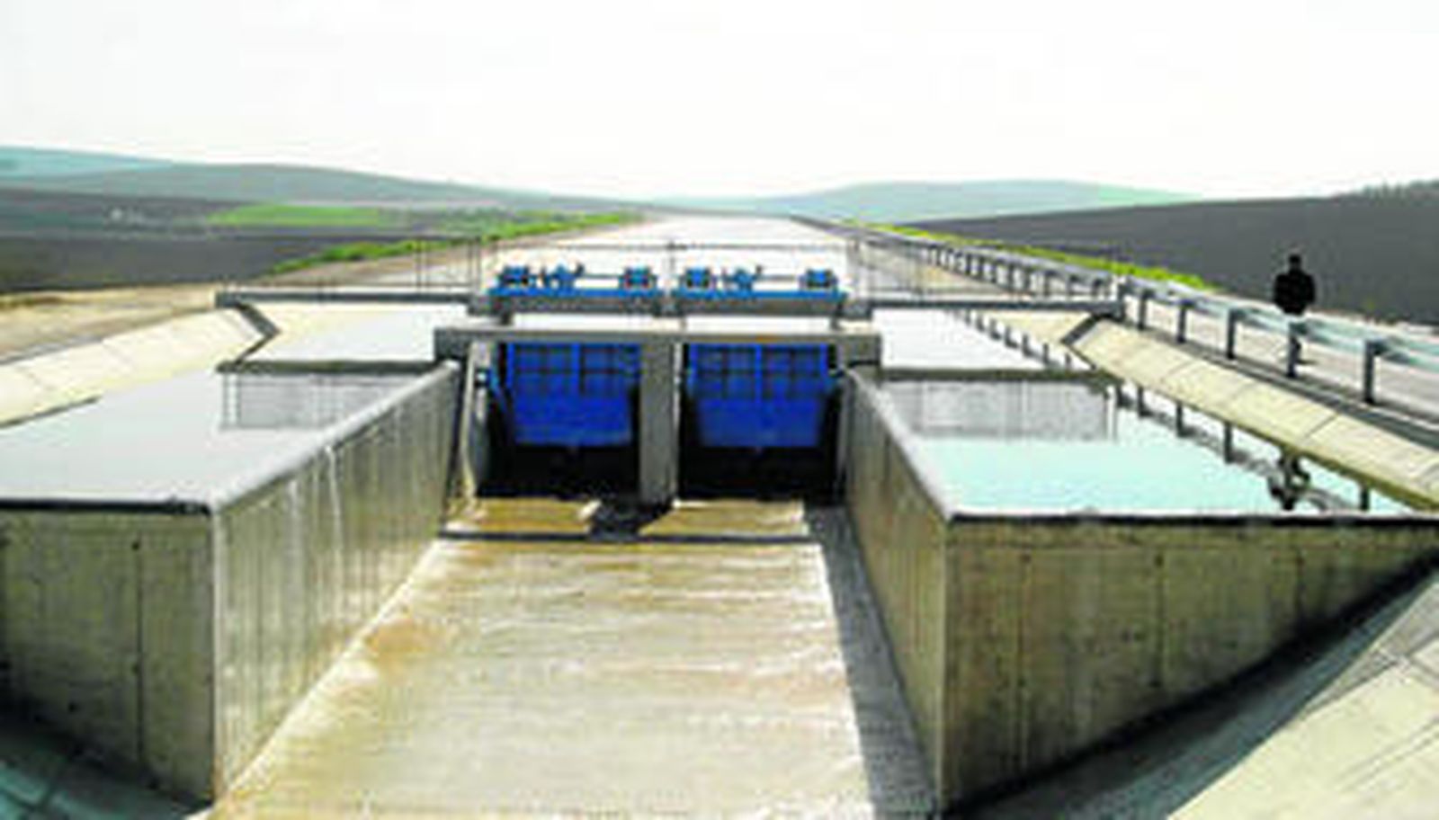 Canal principal de la comarca regable Genil-Cabra, en la Campiña Sur Cordobesa.
