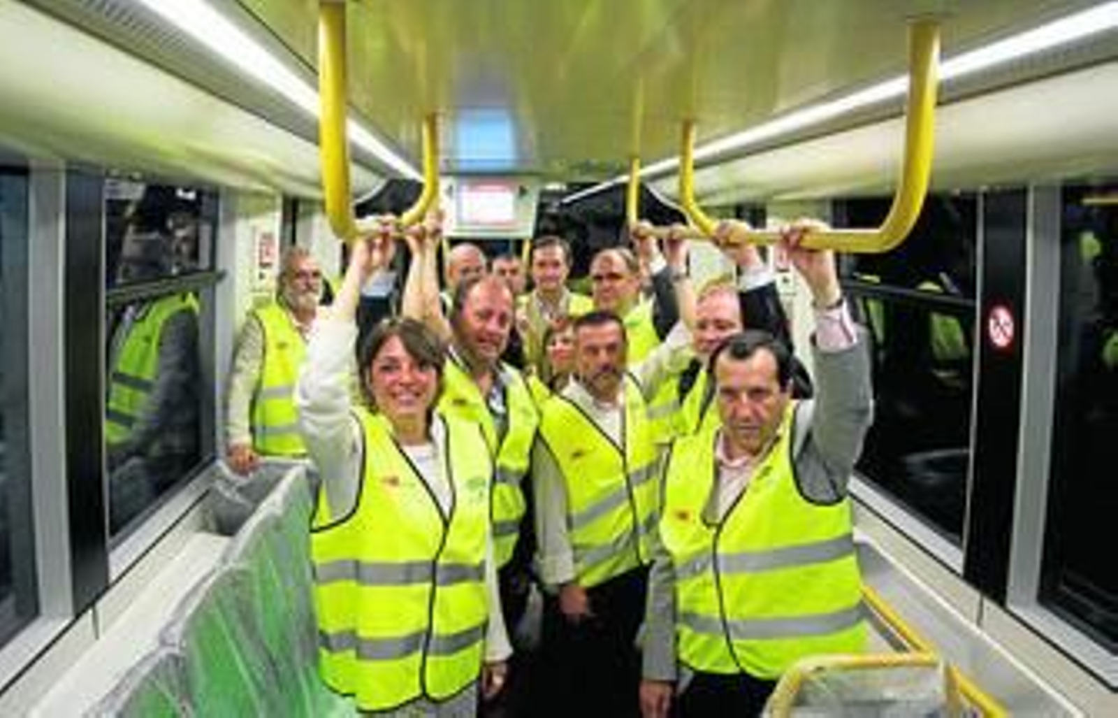 La consejera de Fomento y Vivienda, Elena Cortés, ayer junto al viceconsejero, los delegados provinciales y otros técnicos.