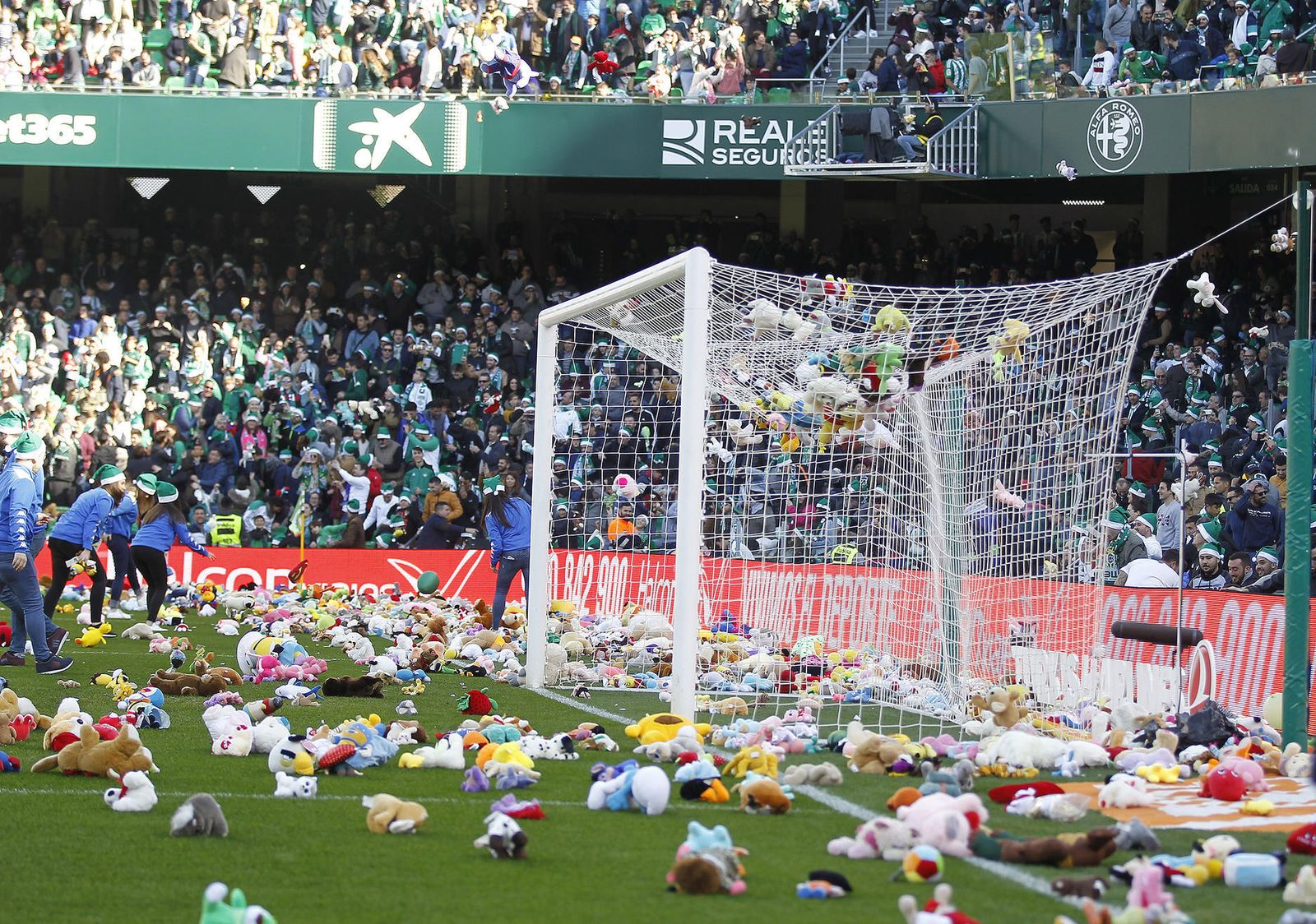 Imagen de la recogida de peluches en el estadio Benito Villamarín de un año anterior.
