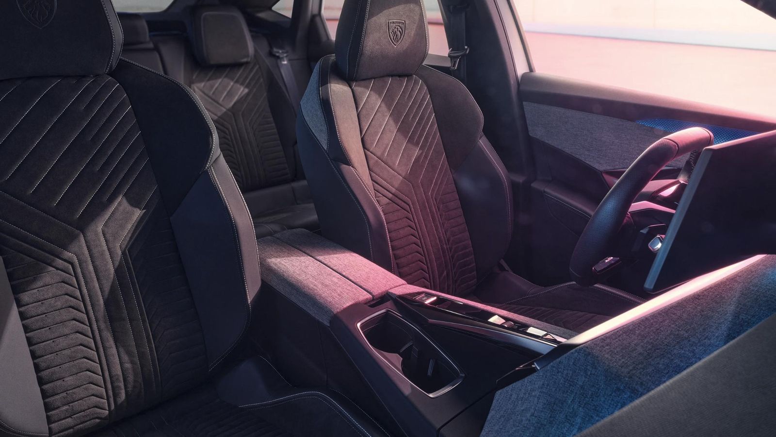 Peugeot afirma que en la construcción del e-3008 se emplean hasta 500 kilos de materiales de origen sostenible entre metales y polímeros reciclados o de origen vegetal.