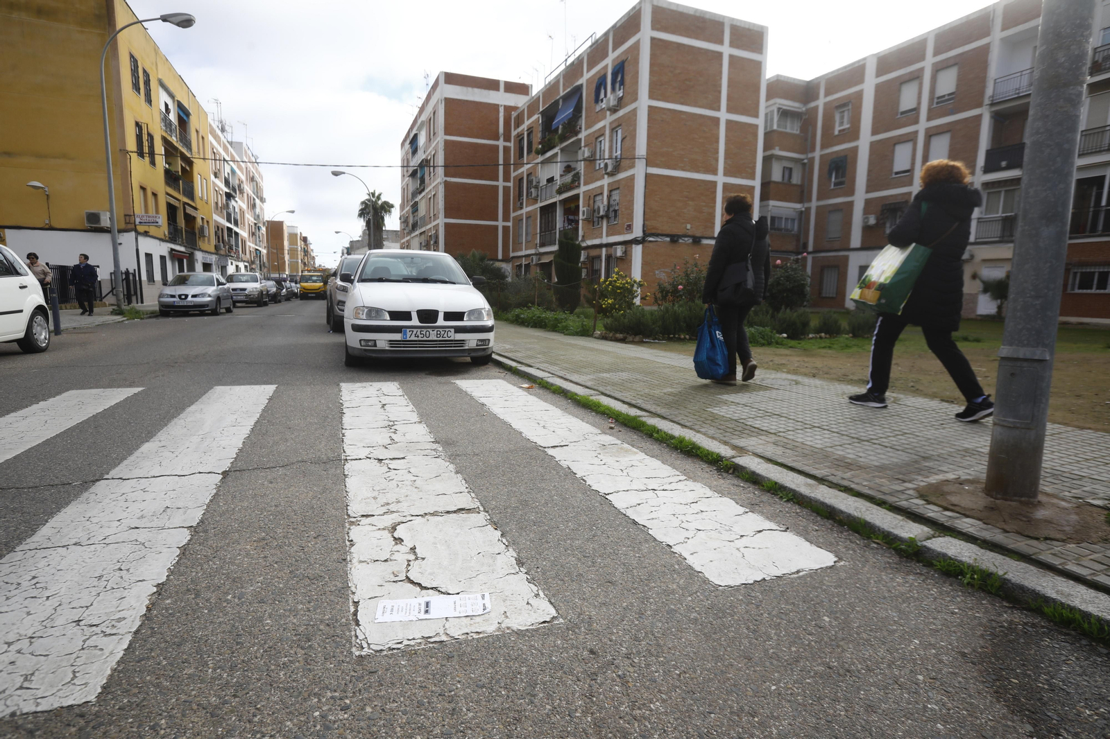 Imágenes de algunos de los pasos de peatones de Córdoba en los que se mejorará la accesibilidad