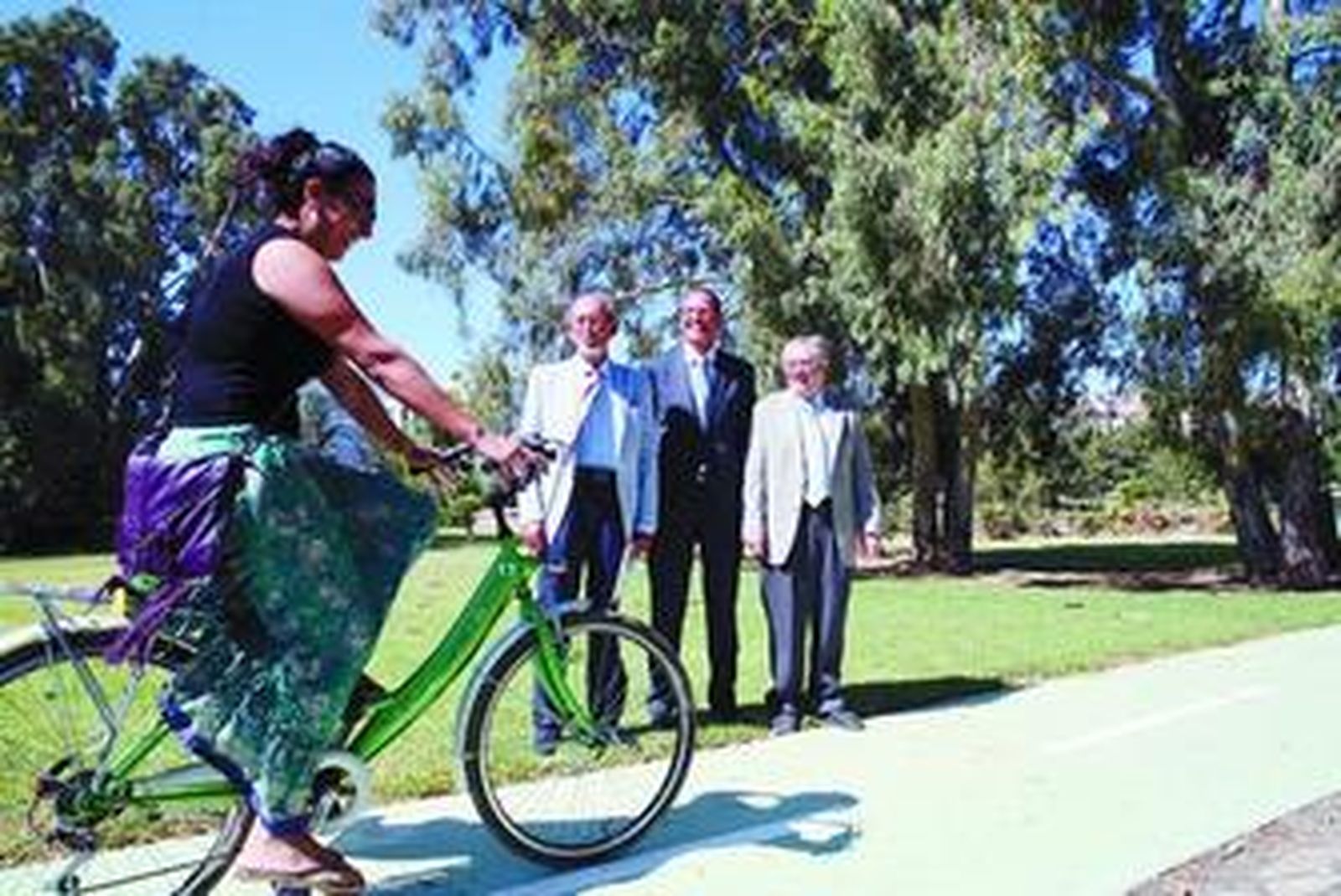Juan Ramón Casero, el representante de ONO y Felipe Romera contemplan a una ciclista ayer por el carril bici del PTA.
