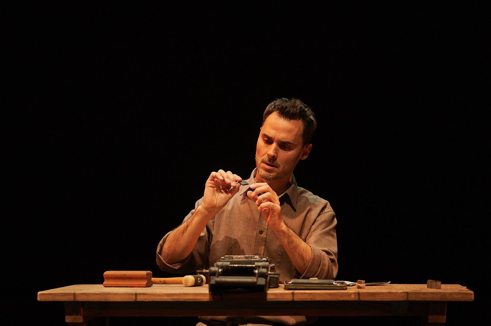 Cada detalle cuenta en esta historia que narra uno de los episodios más injustos y conmovedores de la Guerra Civil Española.