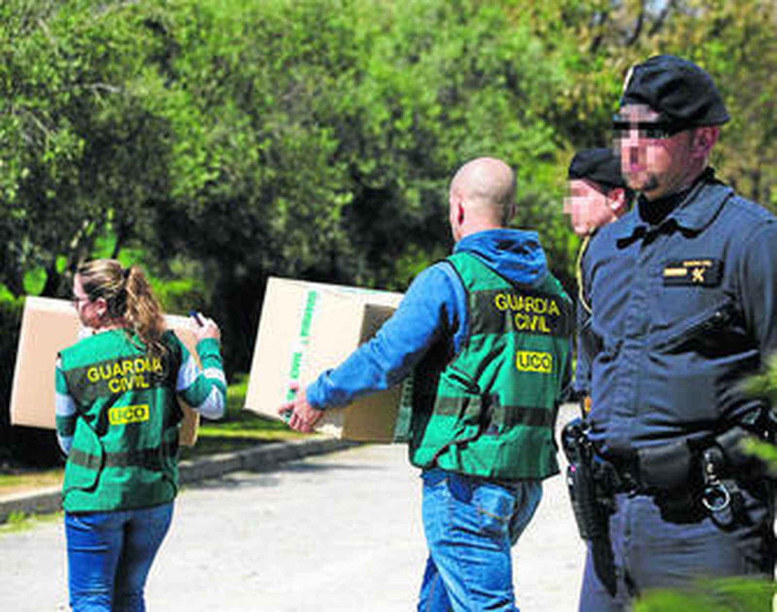 Agentes de la UCO durante un registro en la operación Barrado sobre los cursos de formación, en marzo pasado.