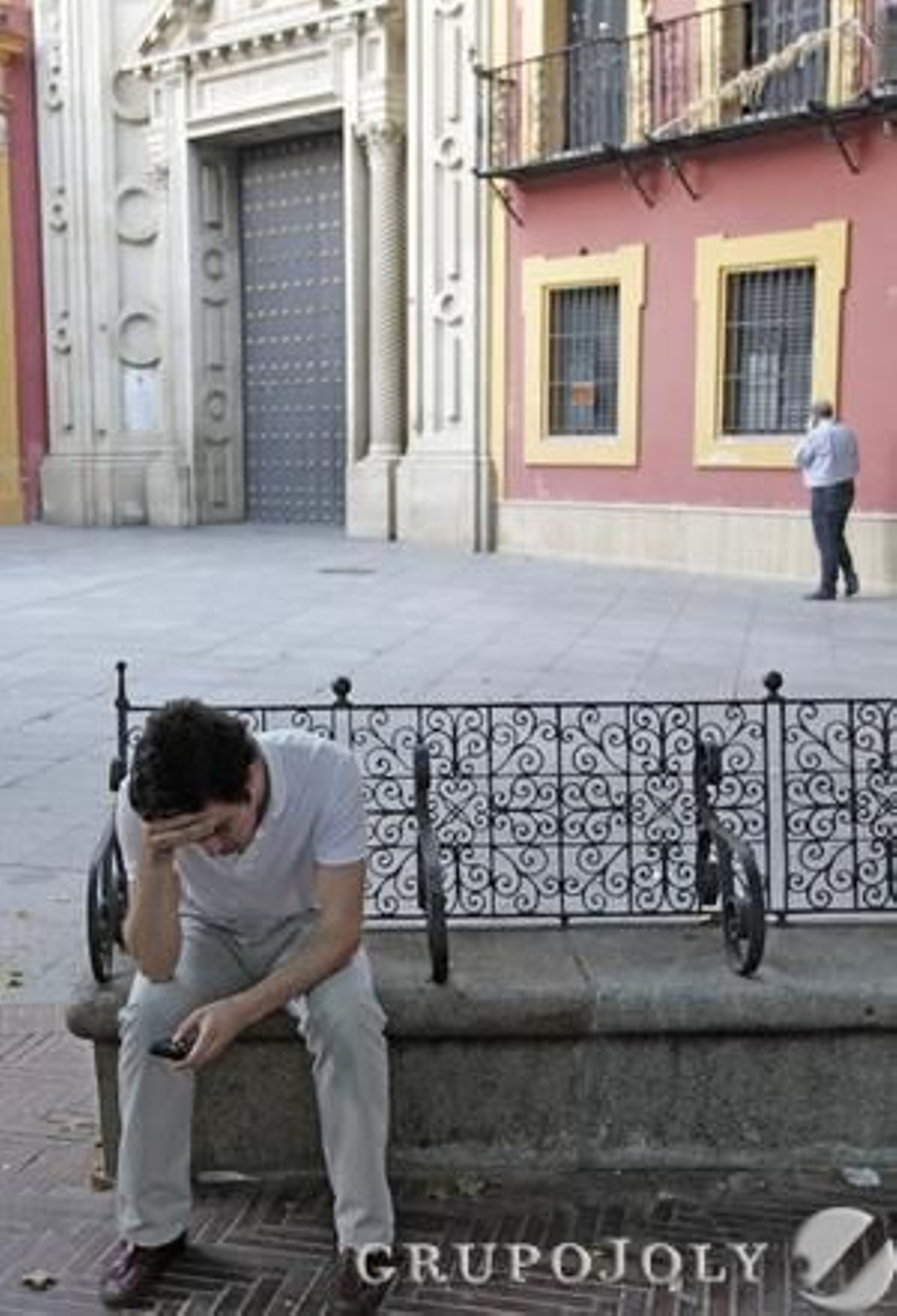 Un joven devoto en actitud desconsolada en la Plaza de San Lorenzo.

Foto: Antonio Pizarro
