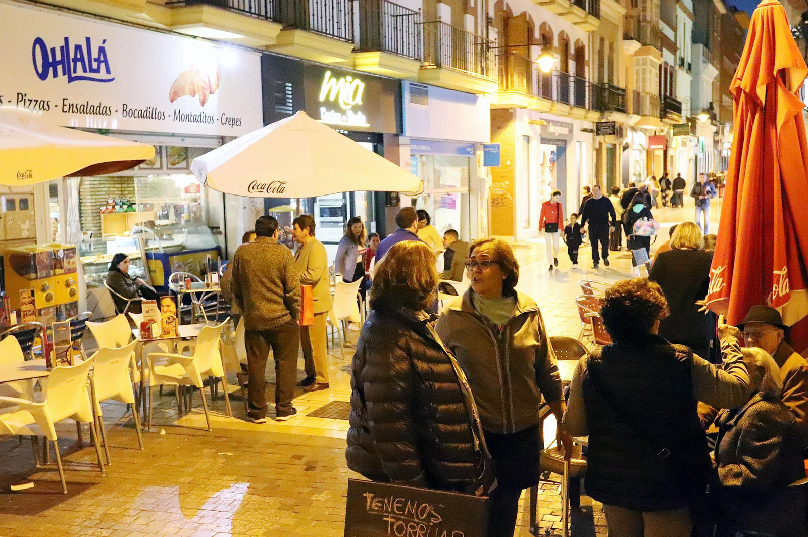 Cafeterías y comercios en la céntrica calle Berdigón.