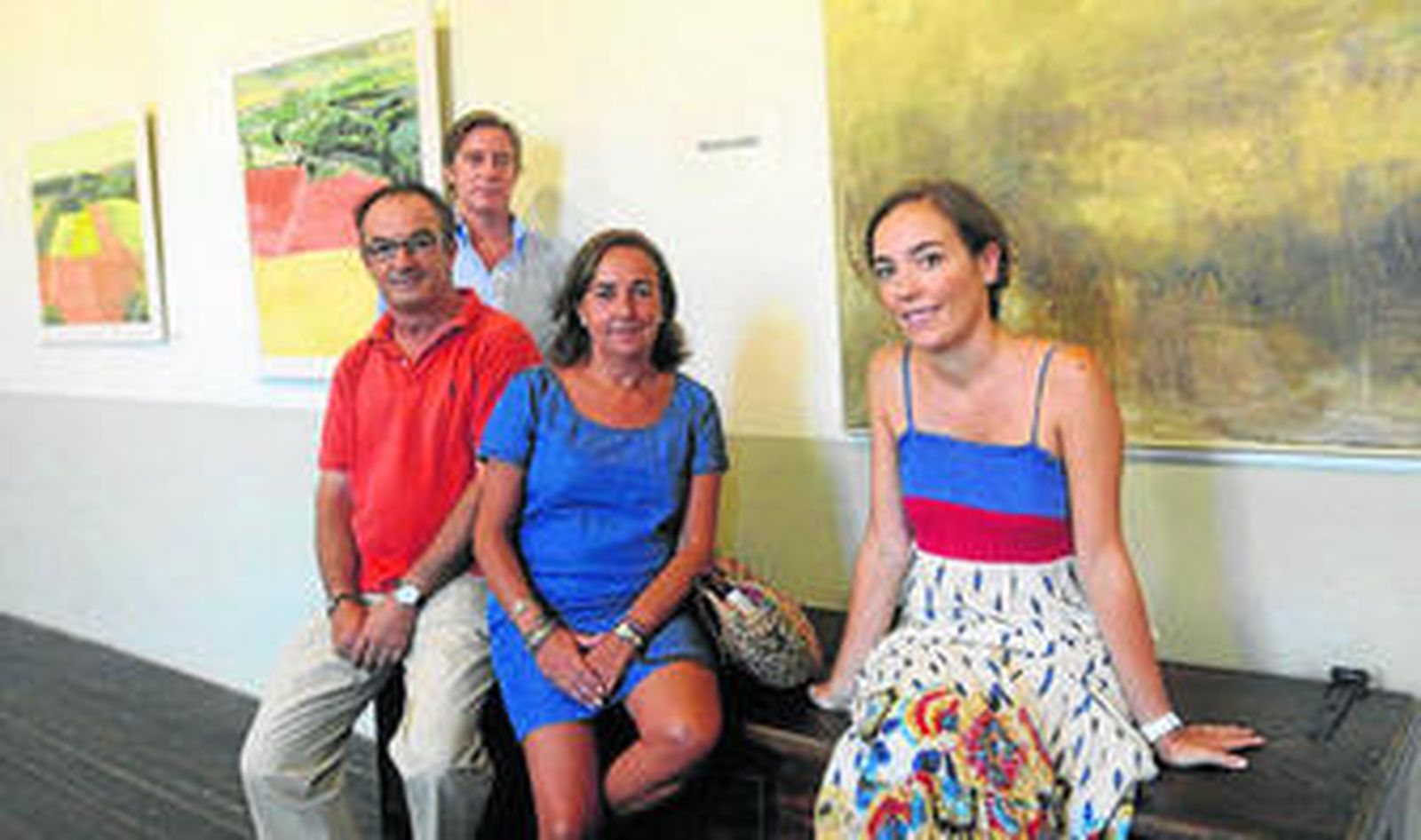 Fermín García Villaescusa, David Maldonado, Marianela Ruiz y Rocío Cano junto a algunos de los cuadros de esta muestra colectiva.