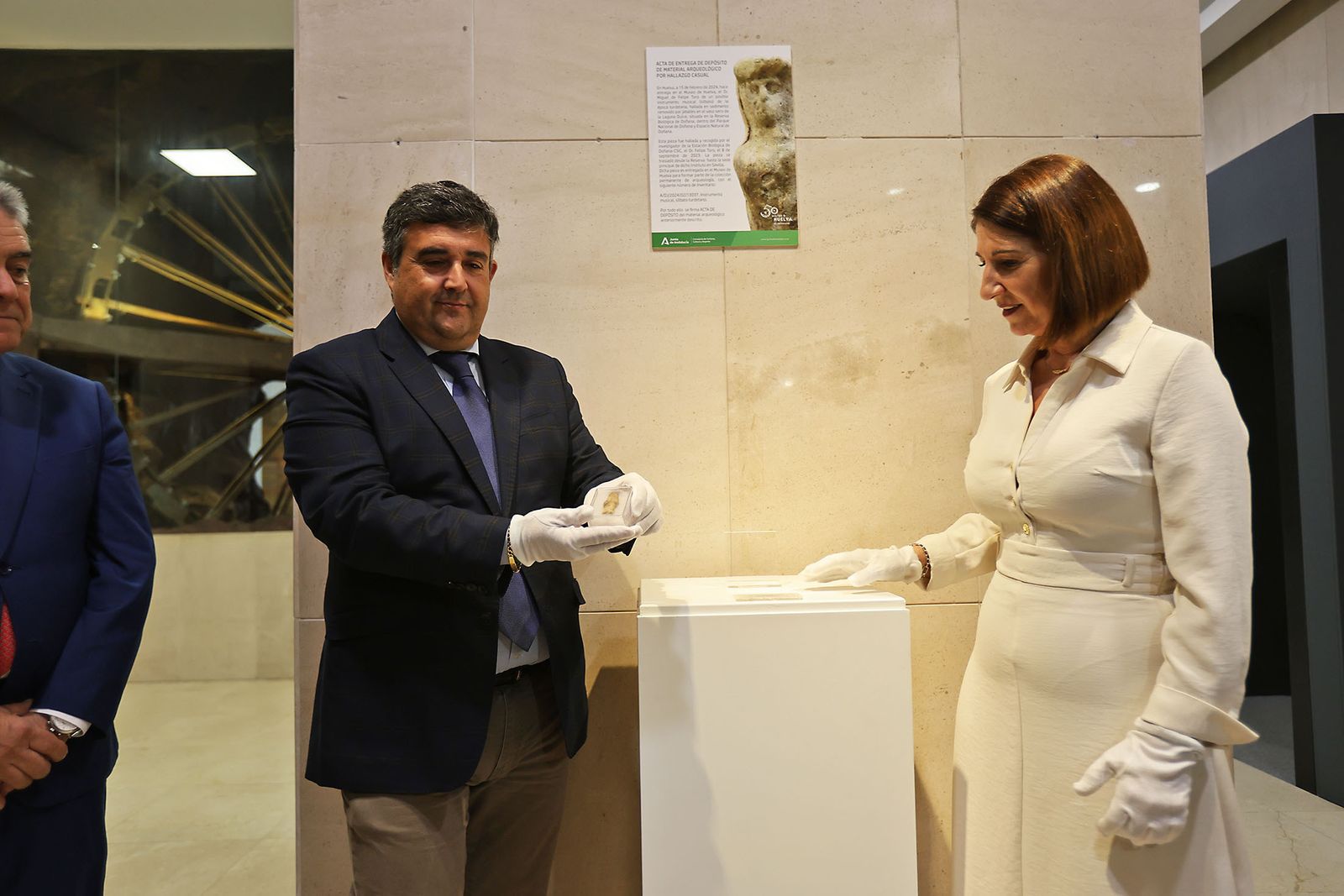 Imágenes de la Recepción en el Museo de Huelva del silbato turdetano hallado en Doñana