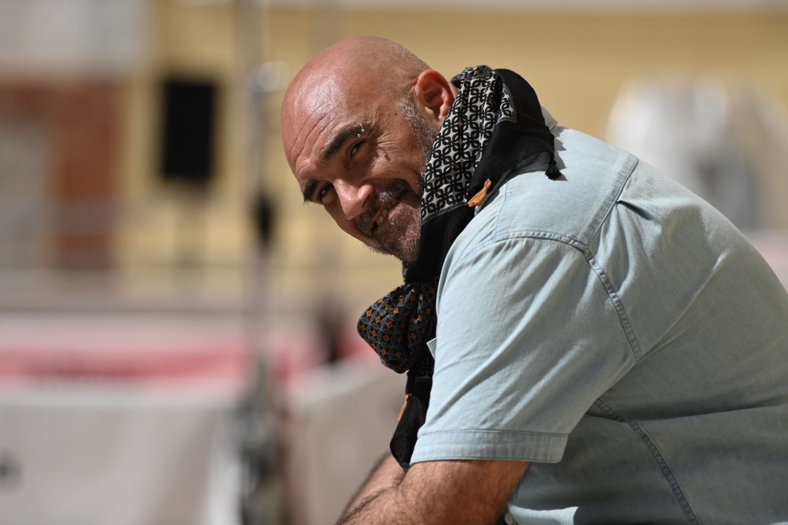 Paco Mora posa frente al Teatro Cervantes.