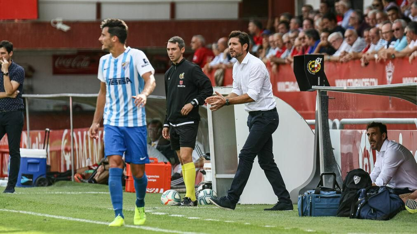 Víctor da indicaciones en el Mirandés-Málaga CF.