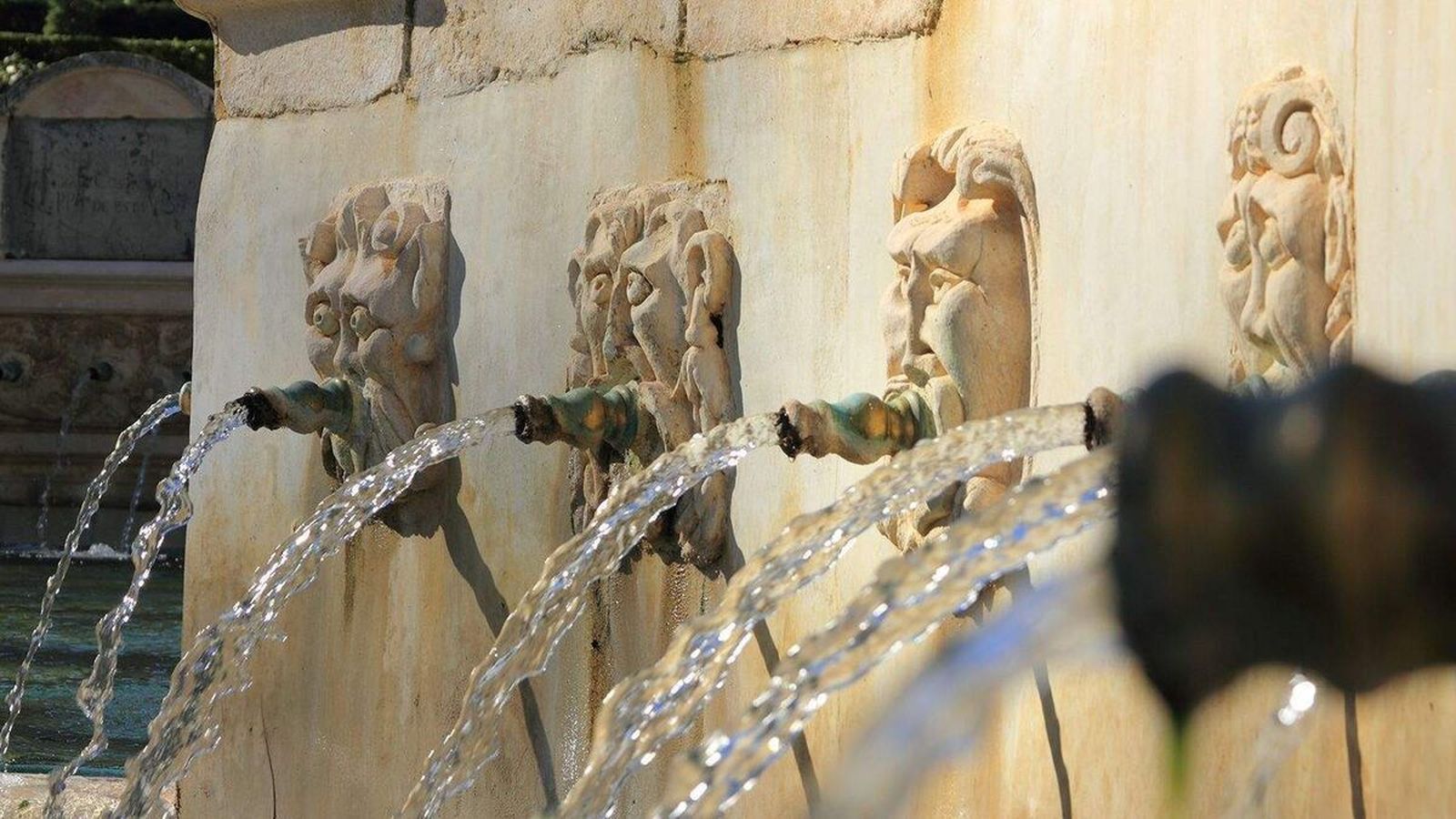 Un total de 139 caños salen de la Fuente del Rey