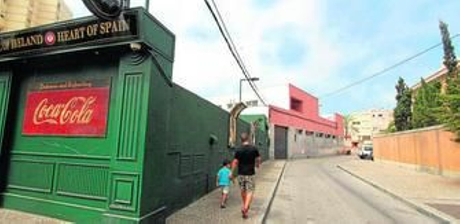 Imagen del callejón donde la familia señala que el menor recibió la agresión.