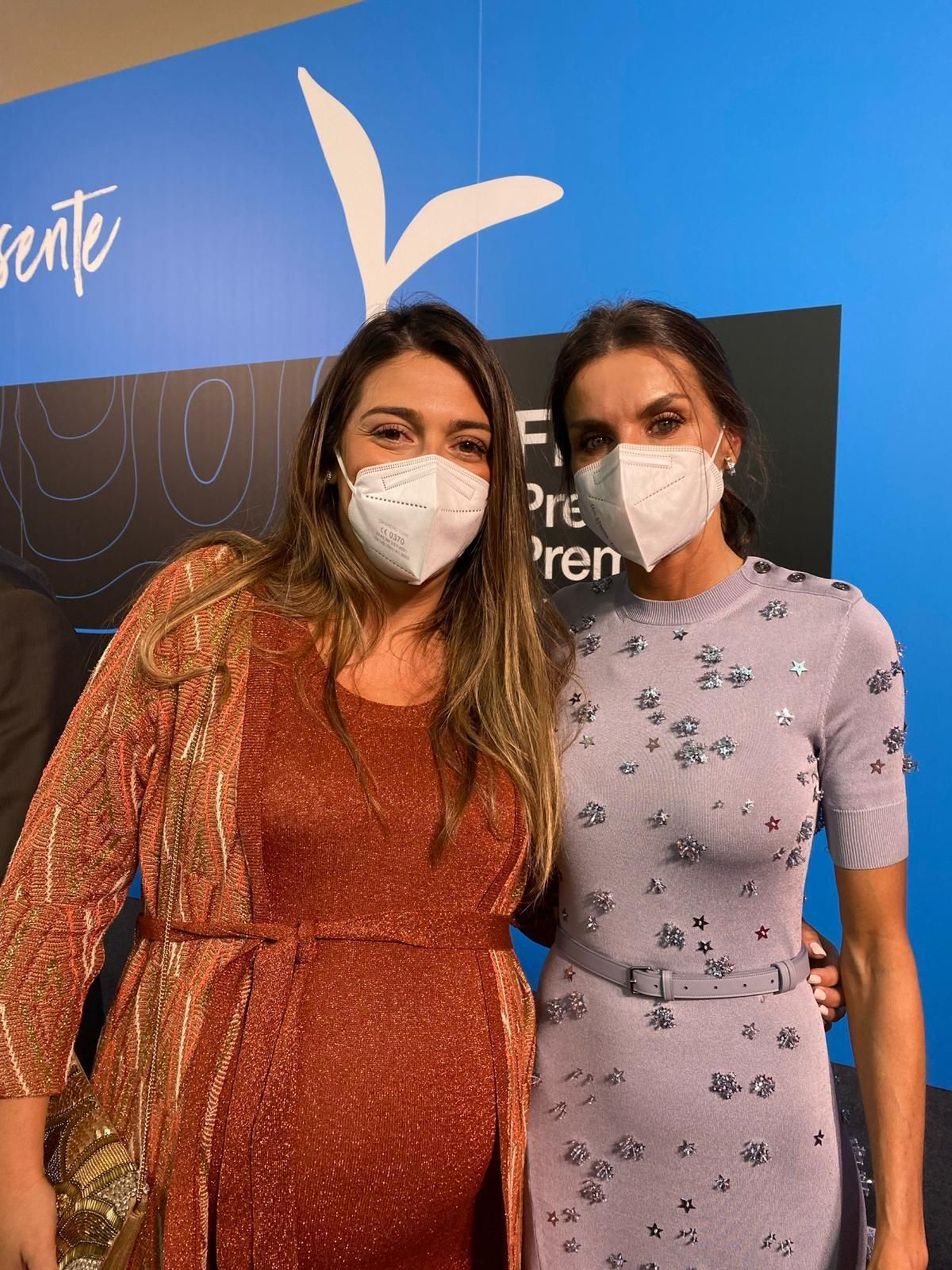 Begoña Arana posa junto a la Reina Letizia.