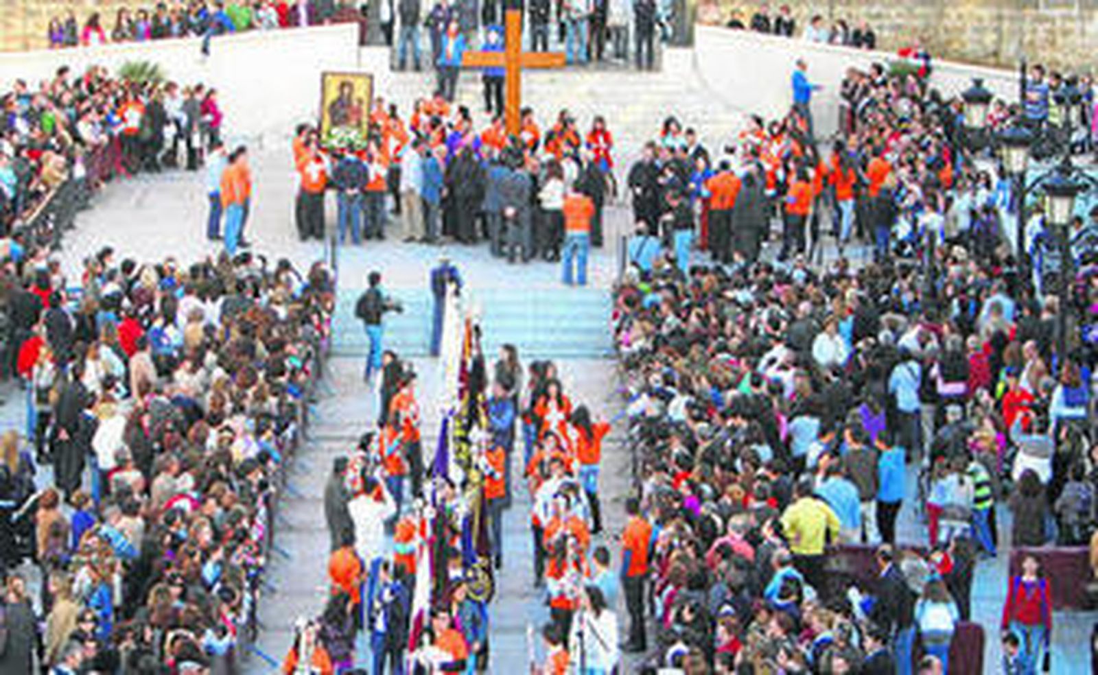 Una mujer se acerca para tocar la Cruz del Papa.