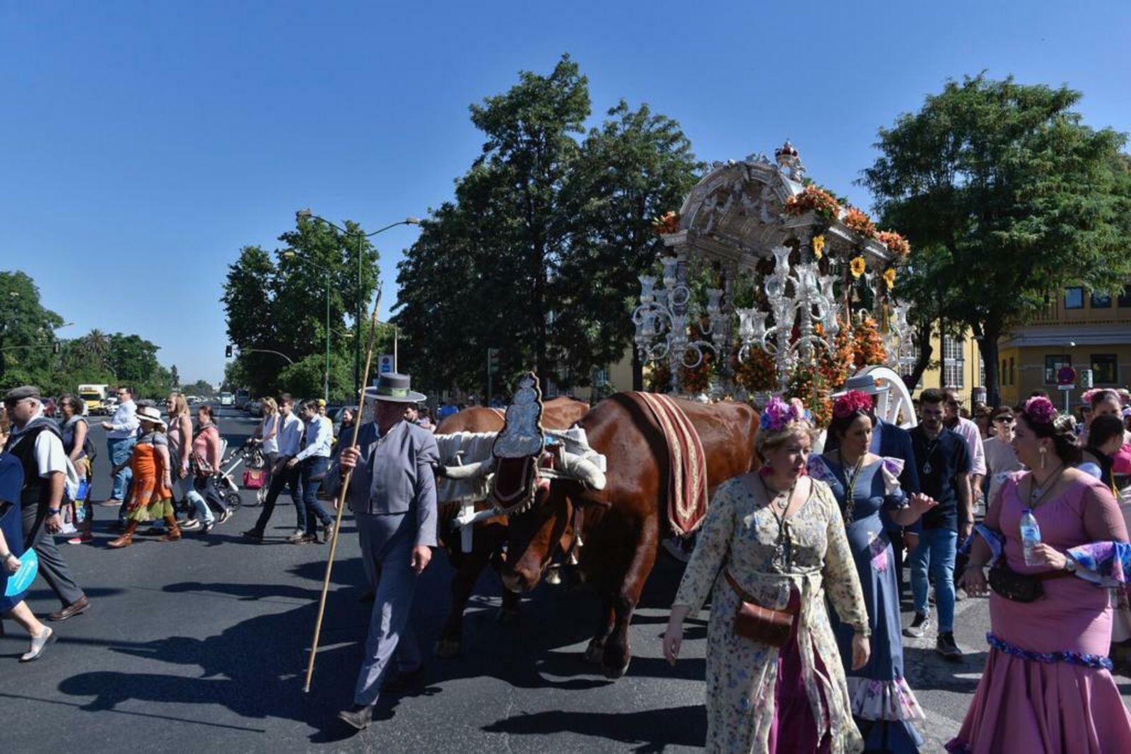 Las imágenes de la Hermandad del Rocío del Cerro saliendo de Sevilla