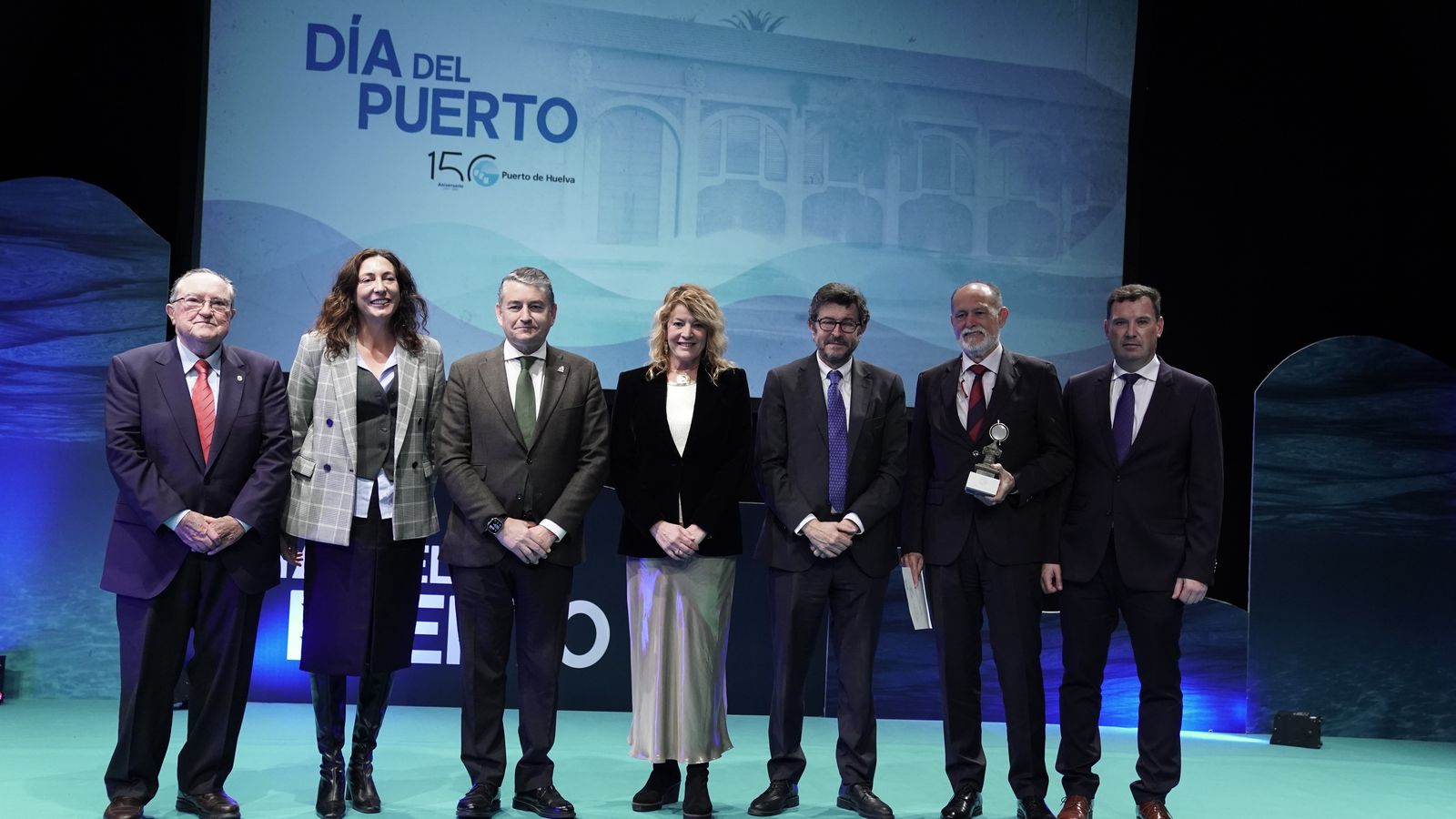 Autoridades y representantes de las entidades galardonadas, al final del acto del Día del Puerto.