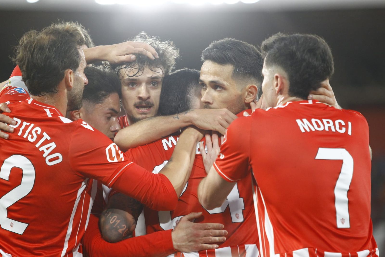 Varios jugadores rojiblancos se abrazan tras marcar uno de los tantos ante el Córdoba