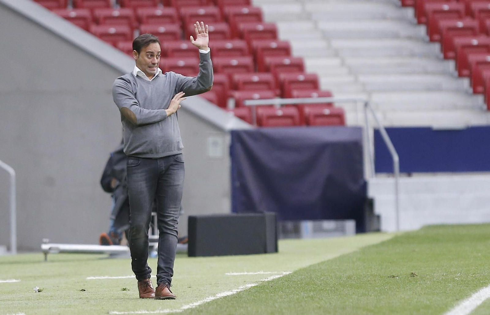 Fran gesticula durante el choque.