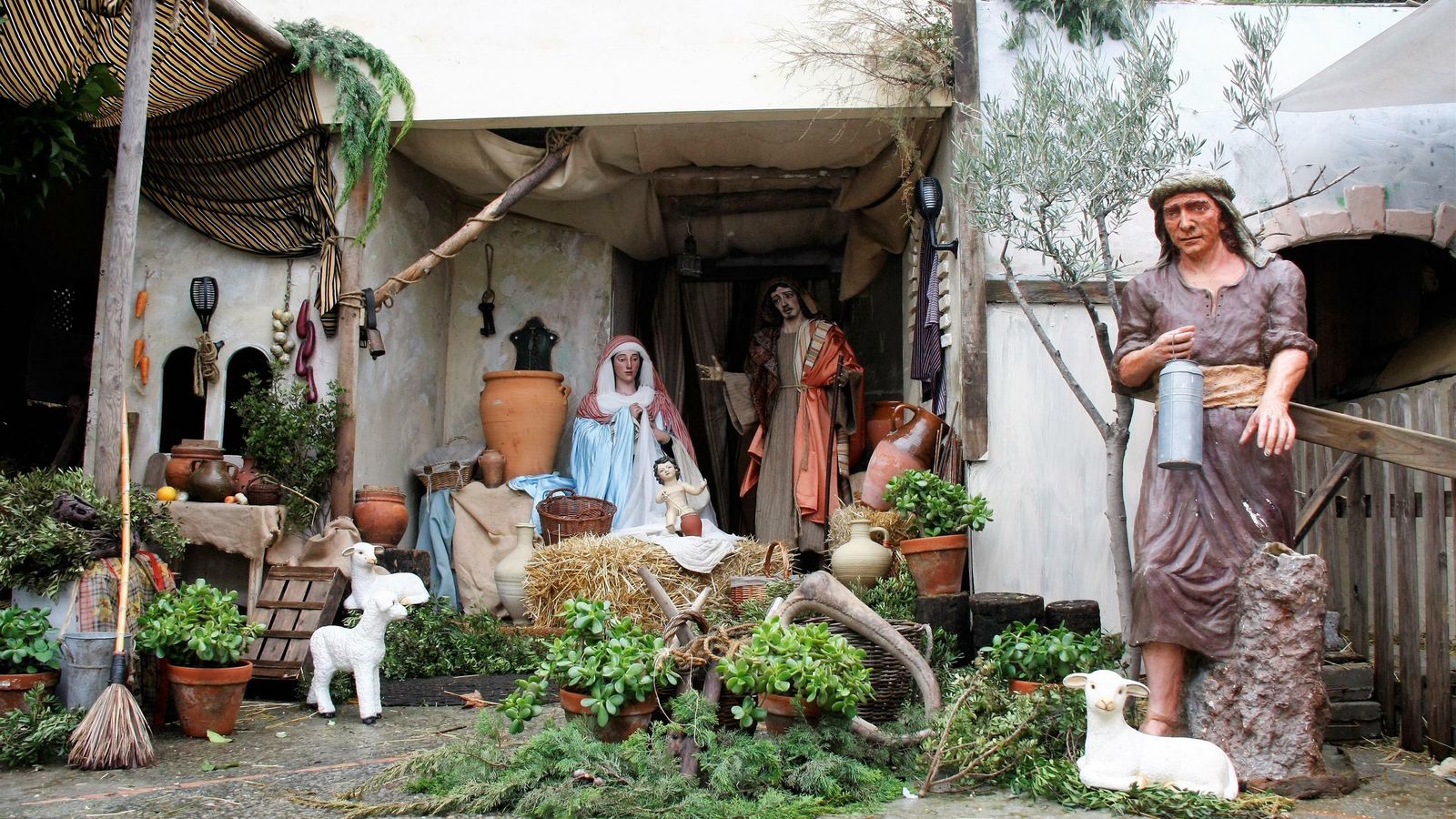 Otra imagen del Belén, que combina animales vivos y figuras estáticas.