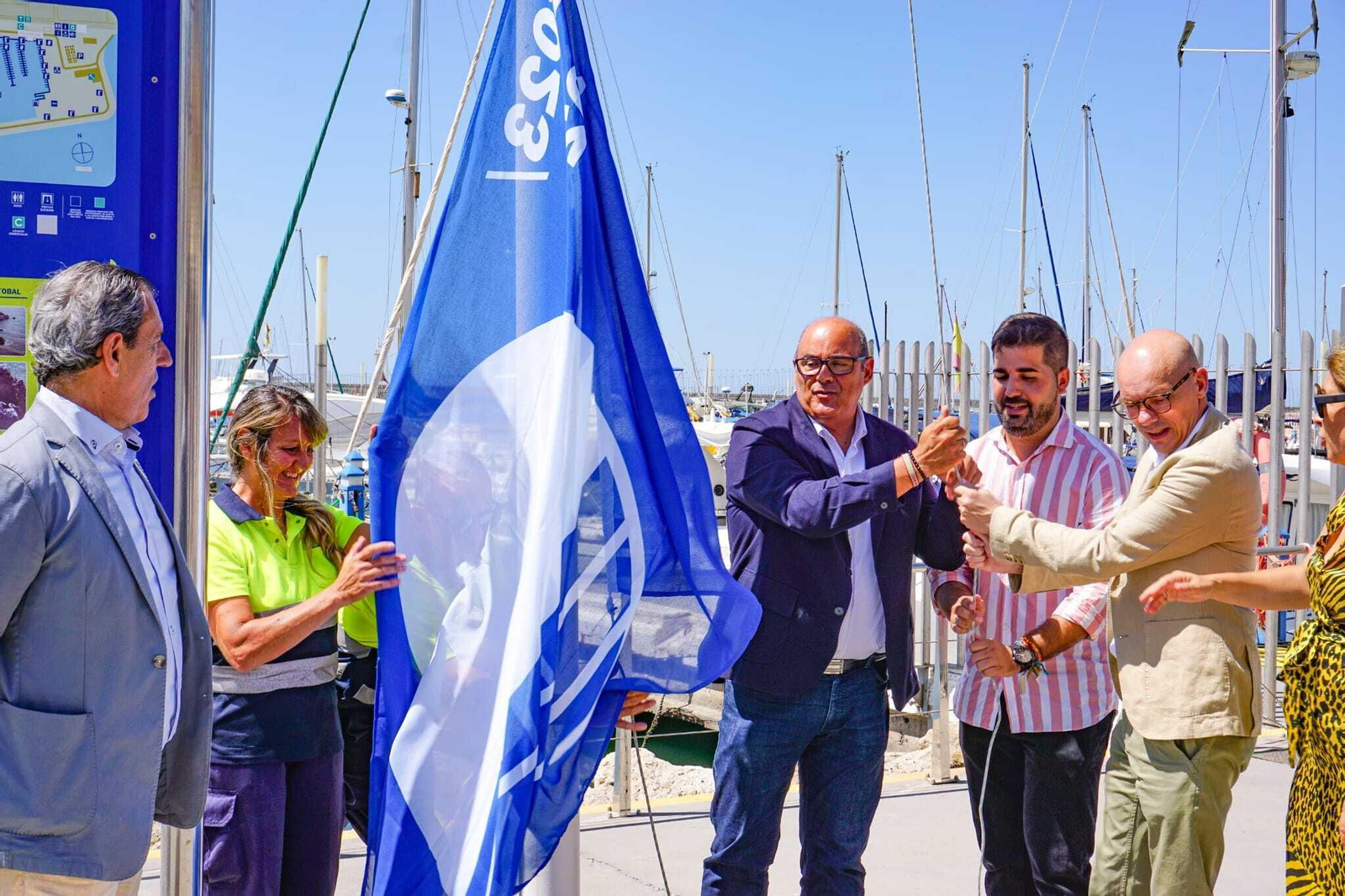 Izado de la Bandera Azul en el Puerto de la Caleta de Vélez