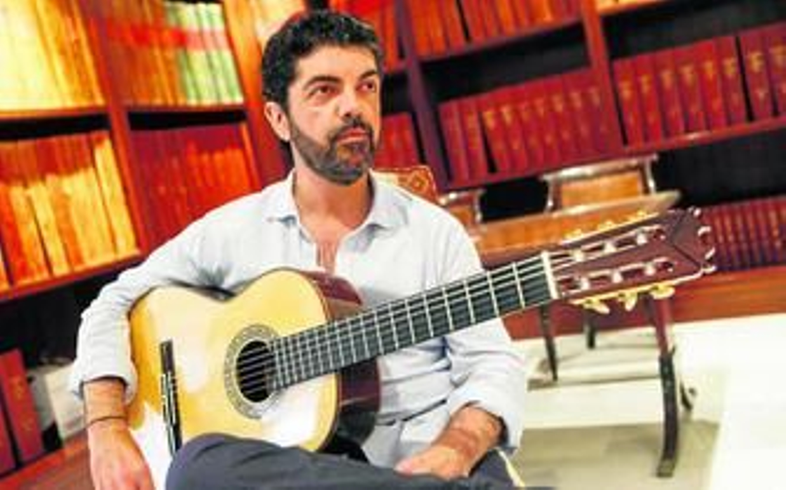 El guitarrista José Carlos Gómez, en la hemeroteca de 'Diario de Cádiz' hace unos días.