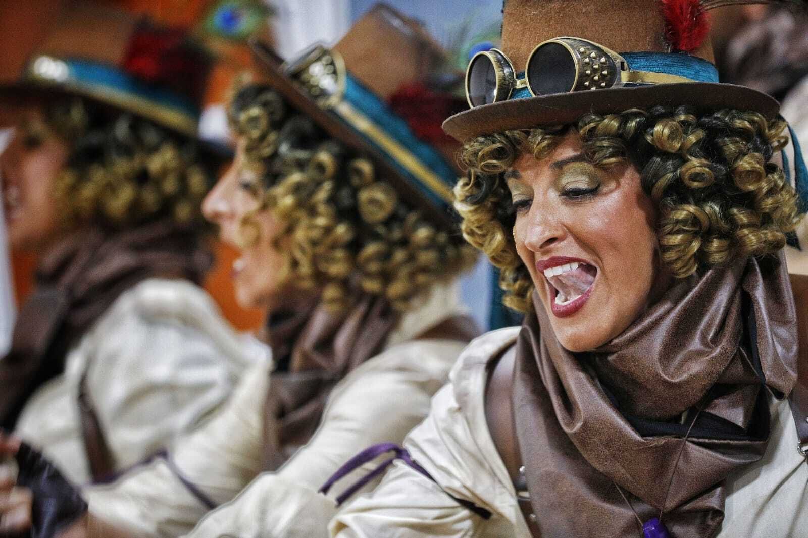 Sandra Rodríguez durante una actuación de la comparsa 'Las que no pierden el tiempo