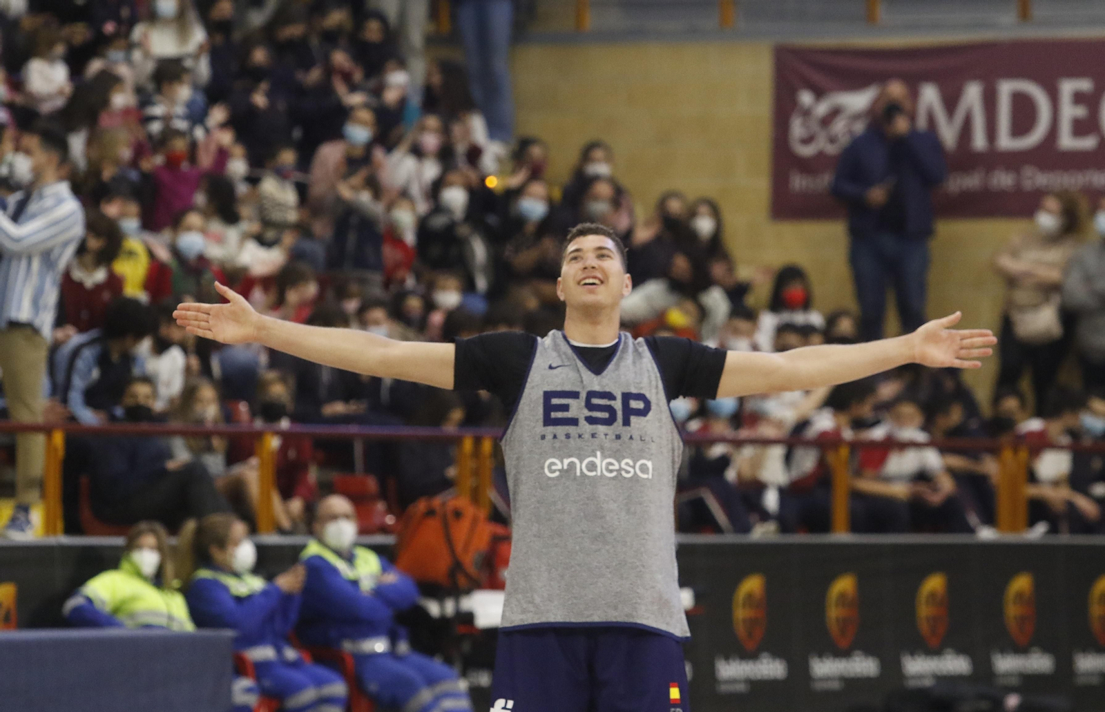 La selección española de baloncesto abre el entrenamiento en Córdoba a los más jóvenes, en imágenes