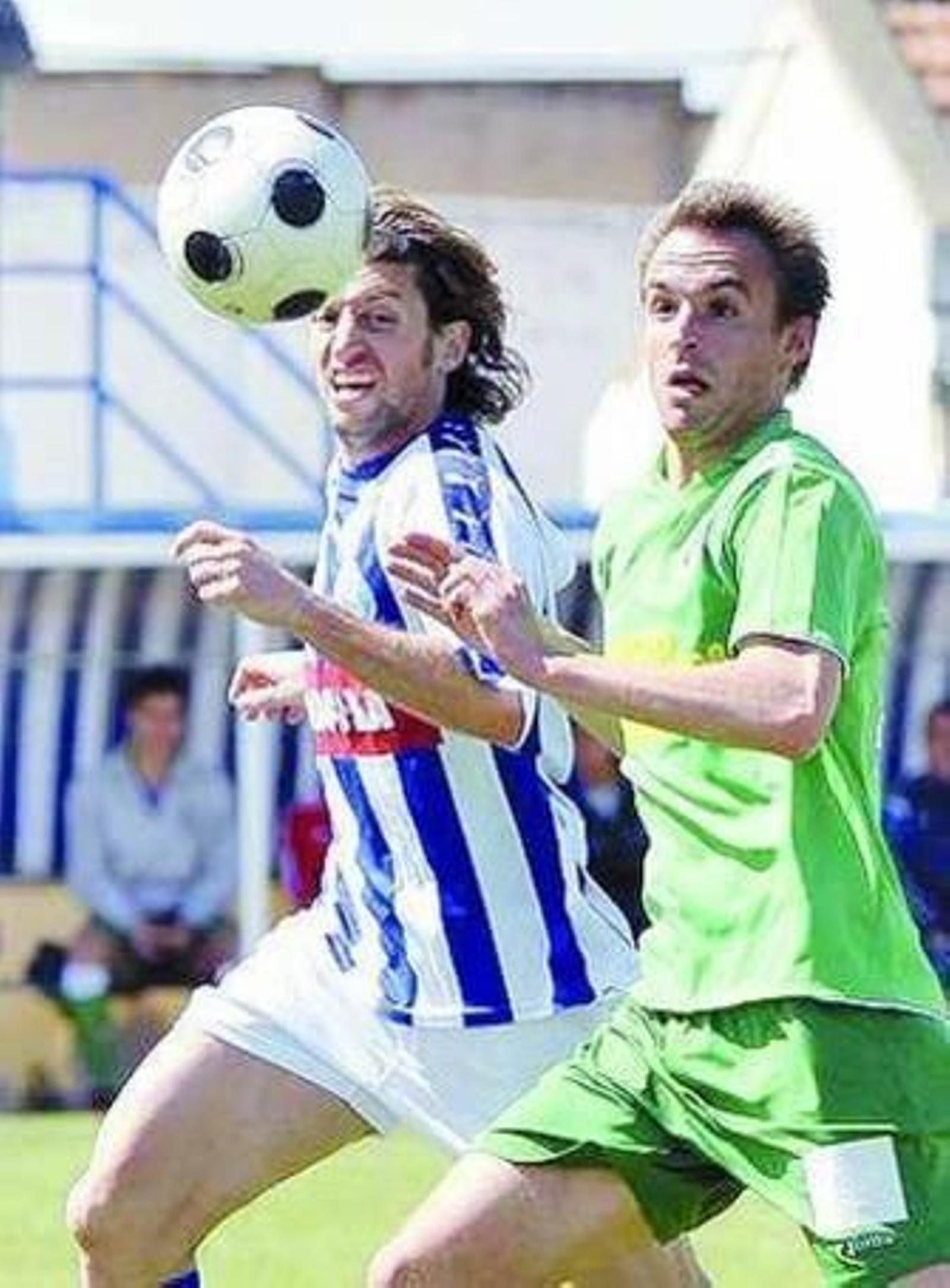 Arévalo (i) corre con un rival.