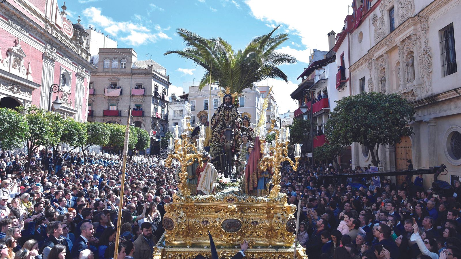 La Hermandad de La Borriquita a su paso por El Salvador