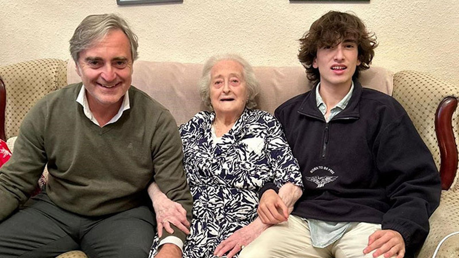 La homenajeada Emilia Cabrales López, durante la celebración del día de sus 97 cumpleaños, junto a su hijo Fernando Pérez Cabrales y su nieto Fernando Pérez Rendón.