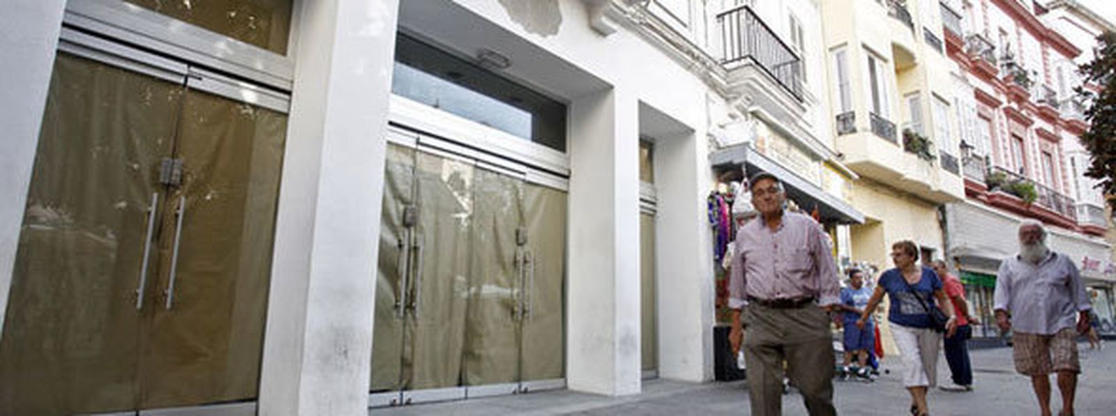 El local que interesa a la firma Decathlon permanece cerrado desde finales del pasado mes de agosto. / JESÚS MARÍN