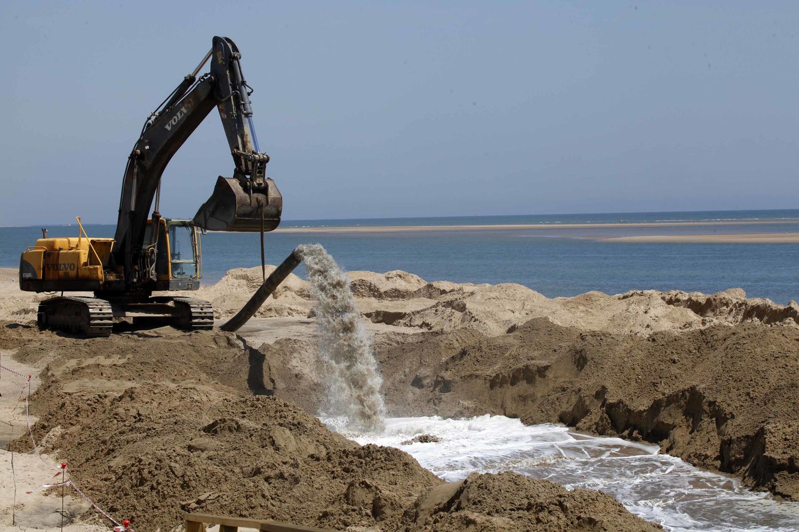 El inicio de los trabajos de regeneración de la arena en la playa de El Portil