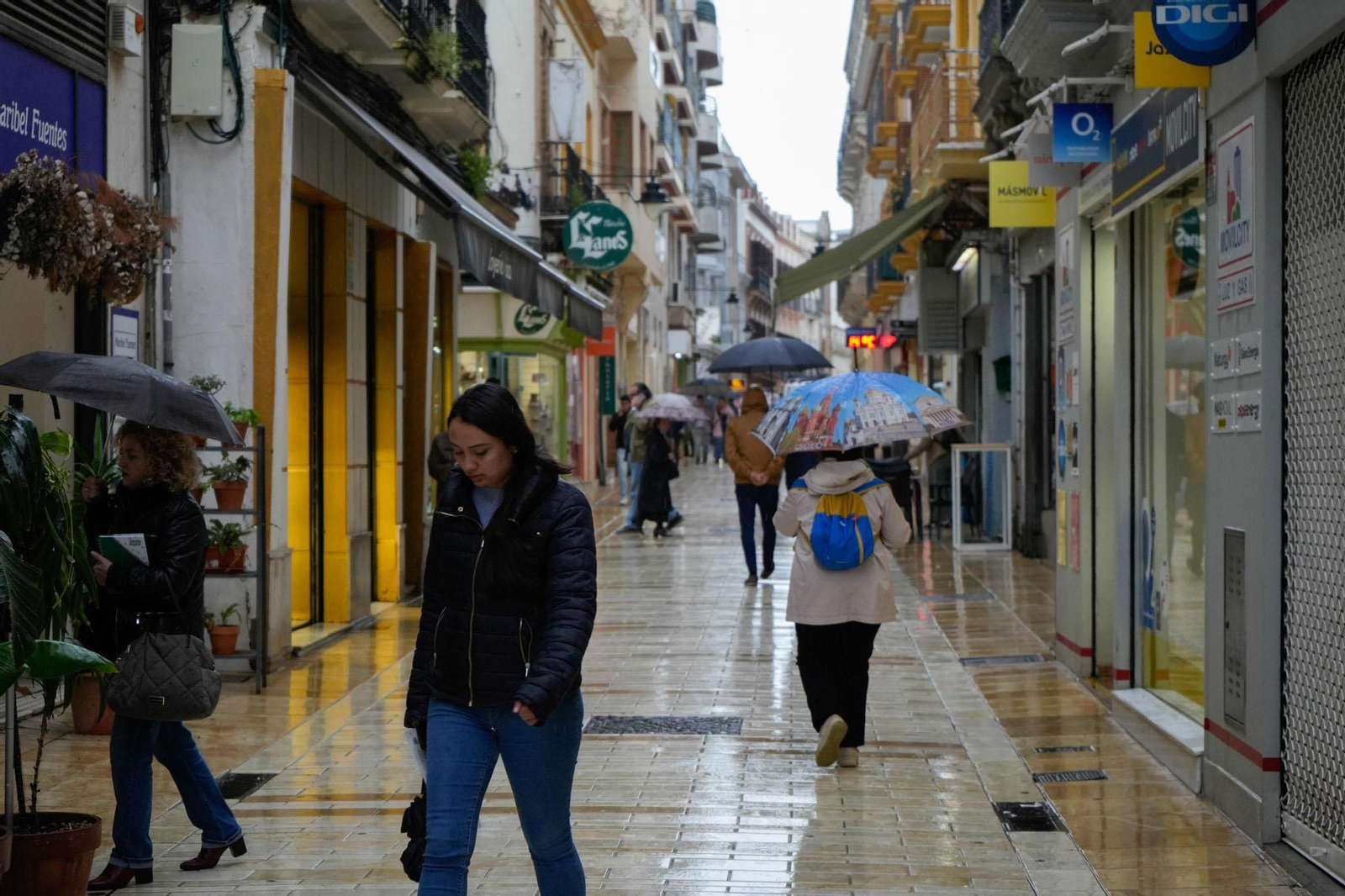 Imágenes del viernes 4 de abril en Huelva
