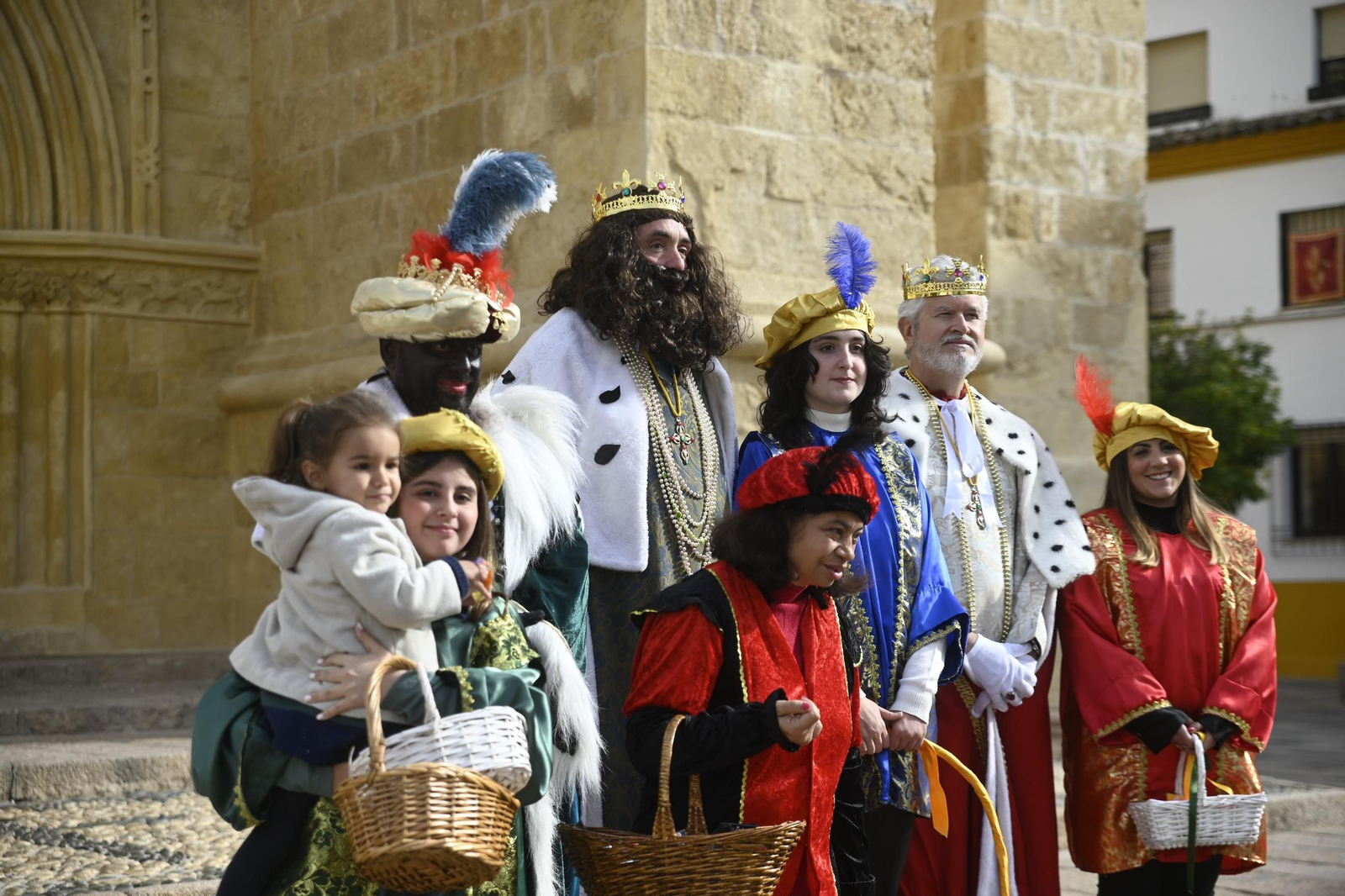 Los Reyes Magos pasean por Córdoba en coche de caballos, en imágenes