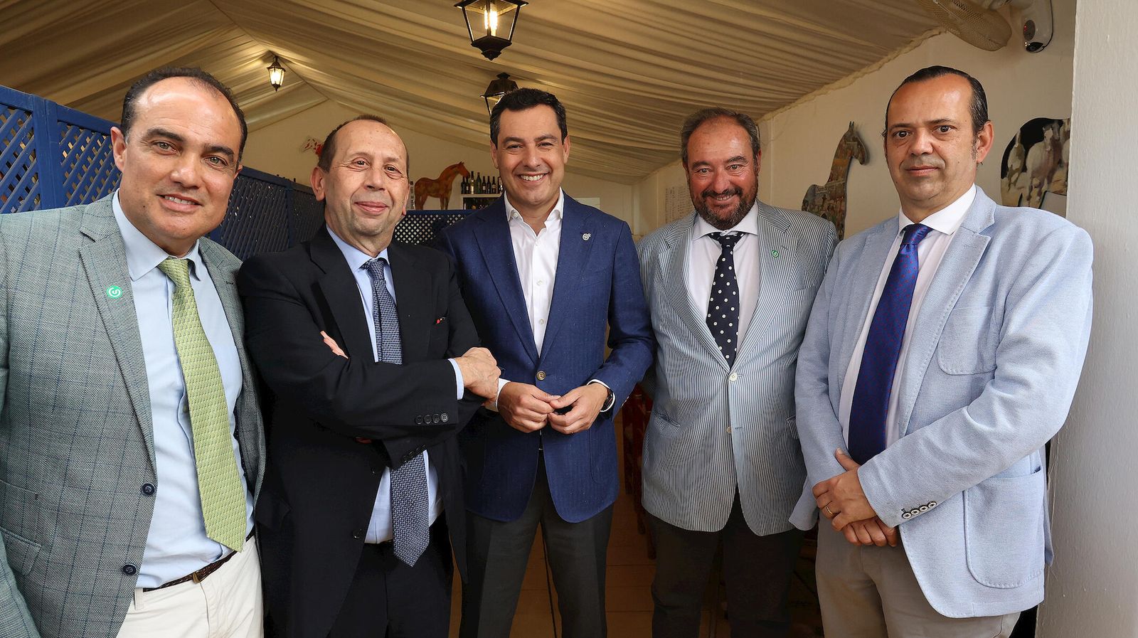 Juanma Moreno, presidente de la Junta, con David Fernández, director de Diario de Cádiz; José Antonio Carrizosa, director de Publicaciones del Grupo Joly; Tomás Valiente, director general del Grupo Joly; y Daniel Lamparero, director de Diario de Jerez.