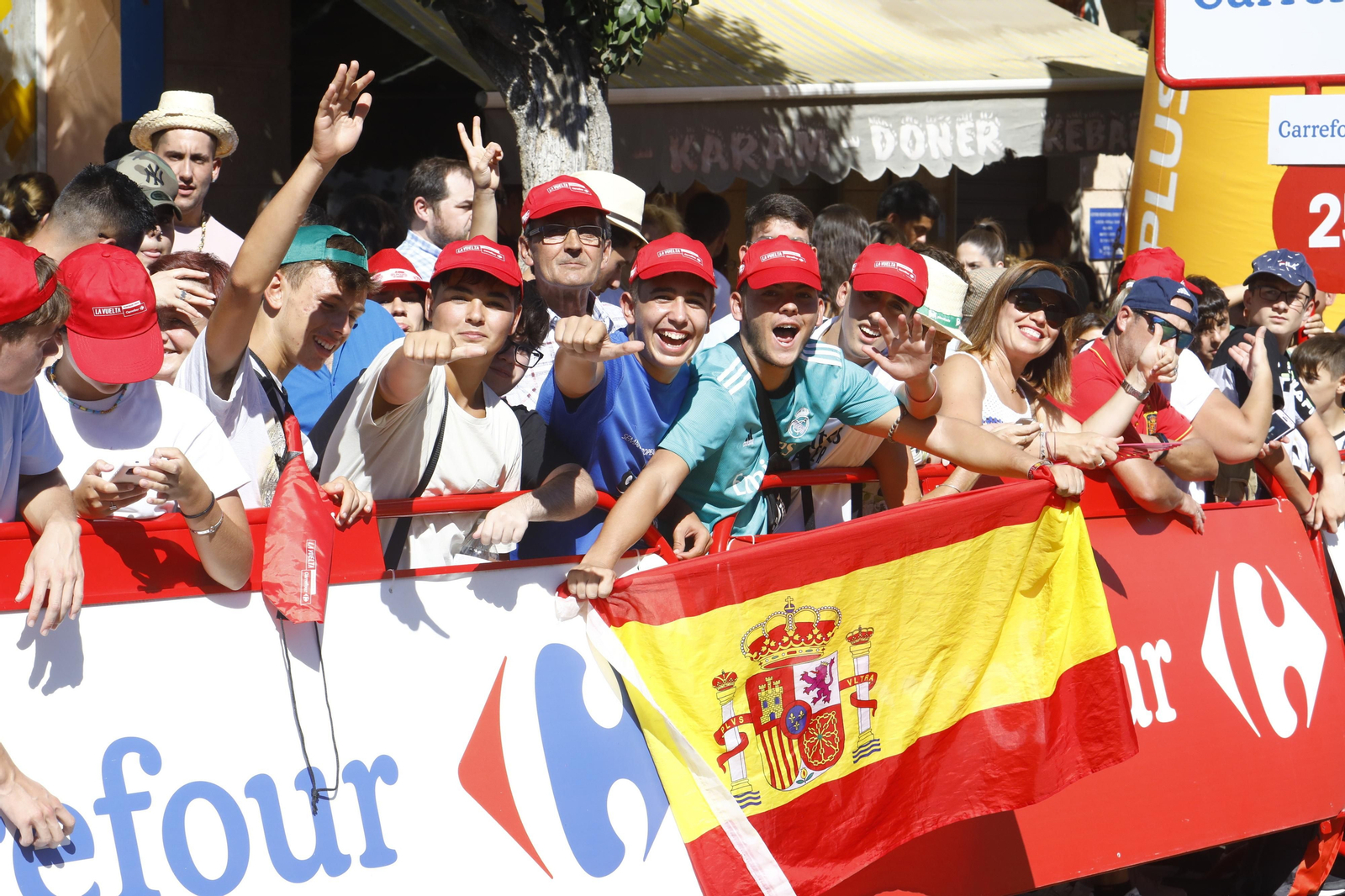 El ambiente en Montilla tras la llegada de La Vuelta, en imágenes
