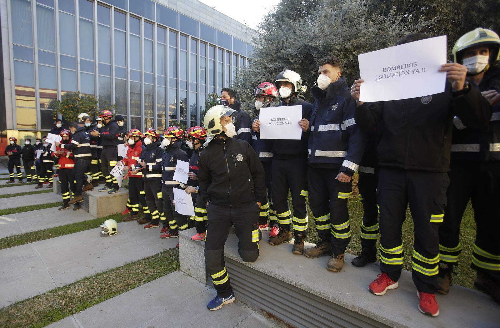 Bomberos de la Diputación, en una protesta reciente.