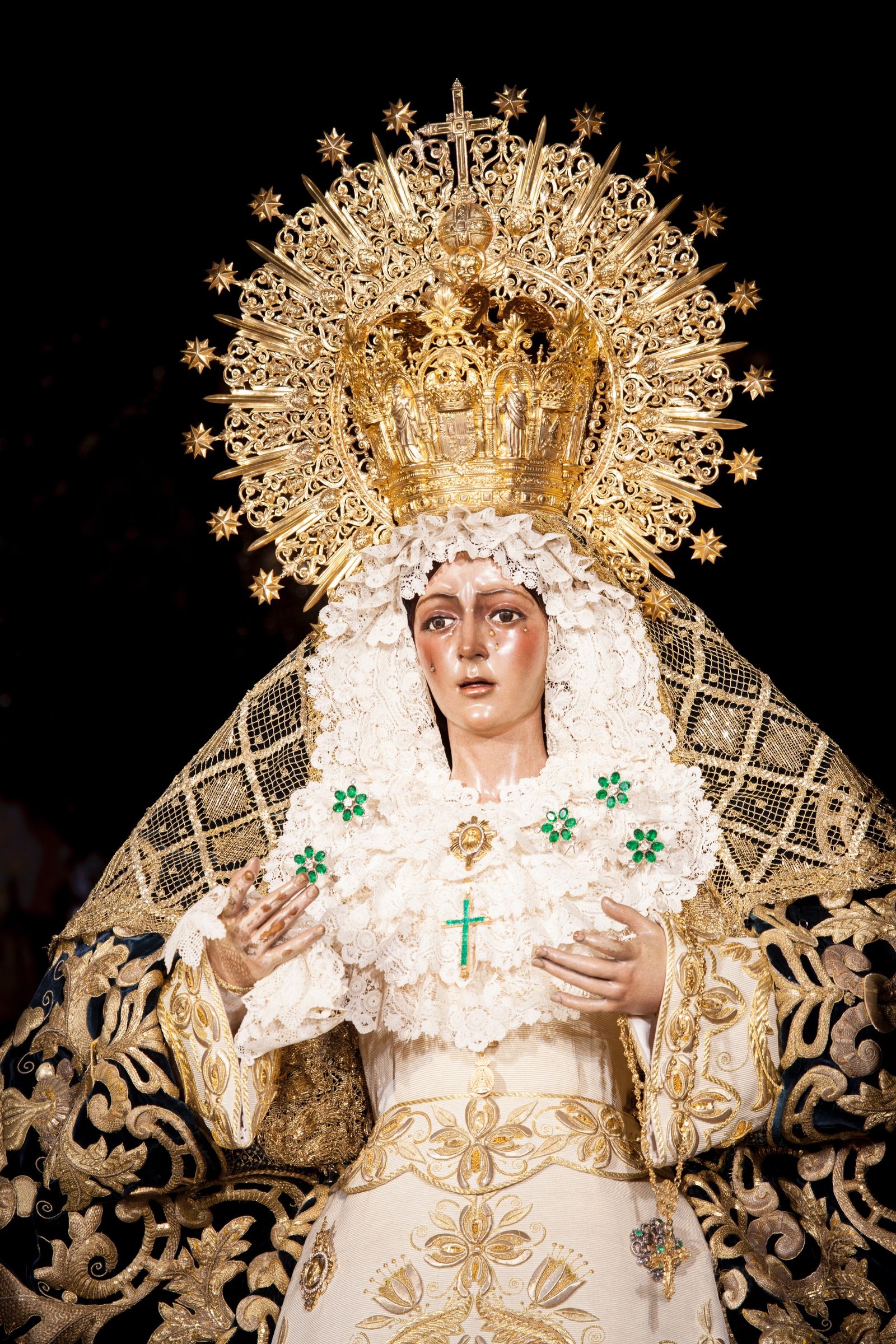 La Macarena portando el manto "Esperanza Nuestra"