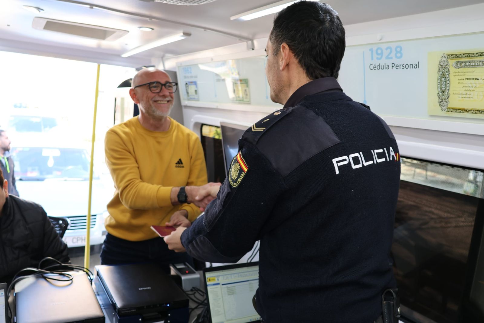 Imagen de la Unidad Móvil Policía realizando pasaportes