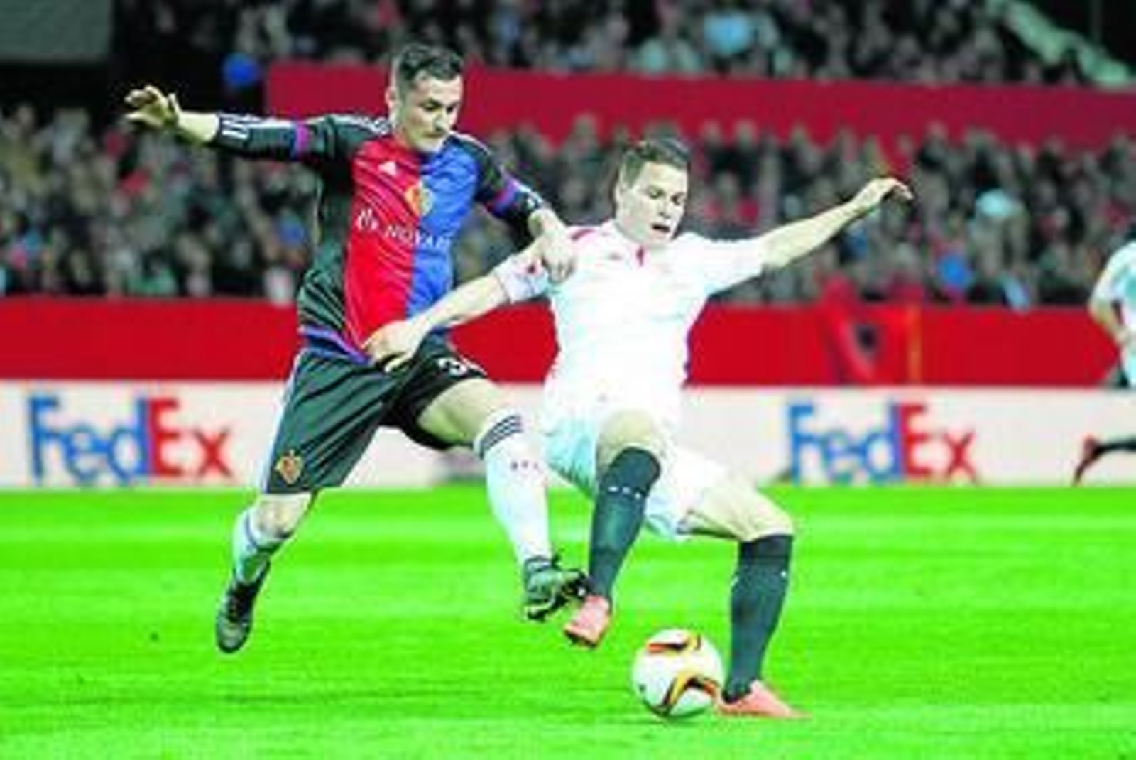 Kevin Gameiro controla ante la presión de Xhaka.