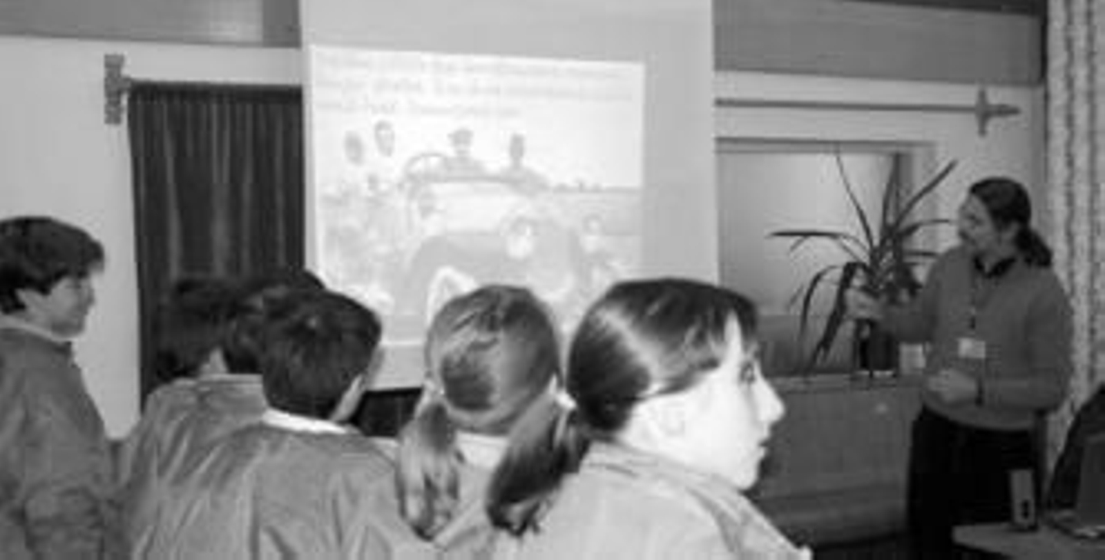 Alumnos del Luis de Góngora junto a César Morales, durante la presentación del proyecto en Polonia.