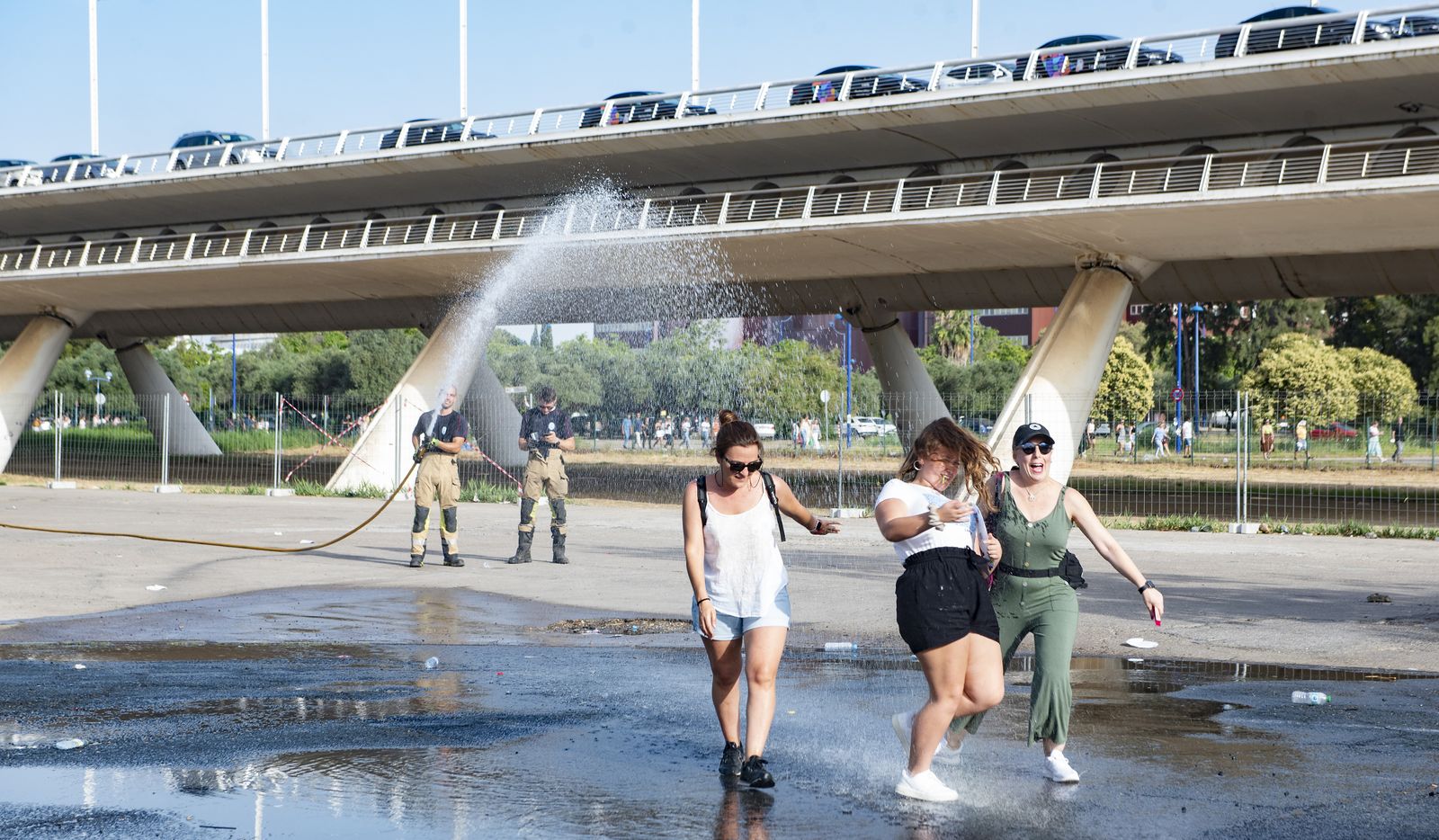 Calor y buen ambiente en la entrada del concierto de Manuel Carrasco