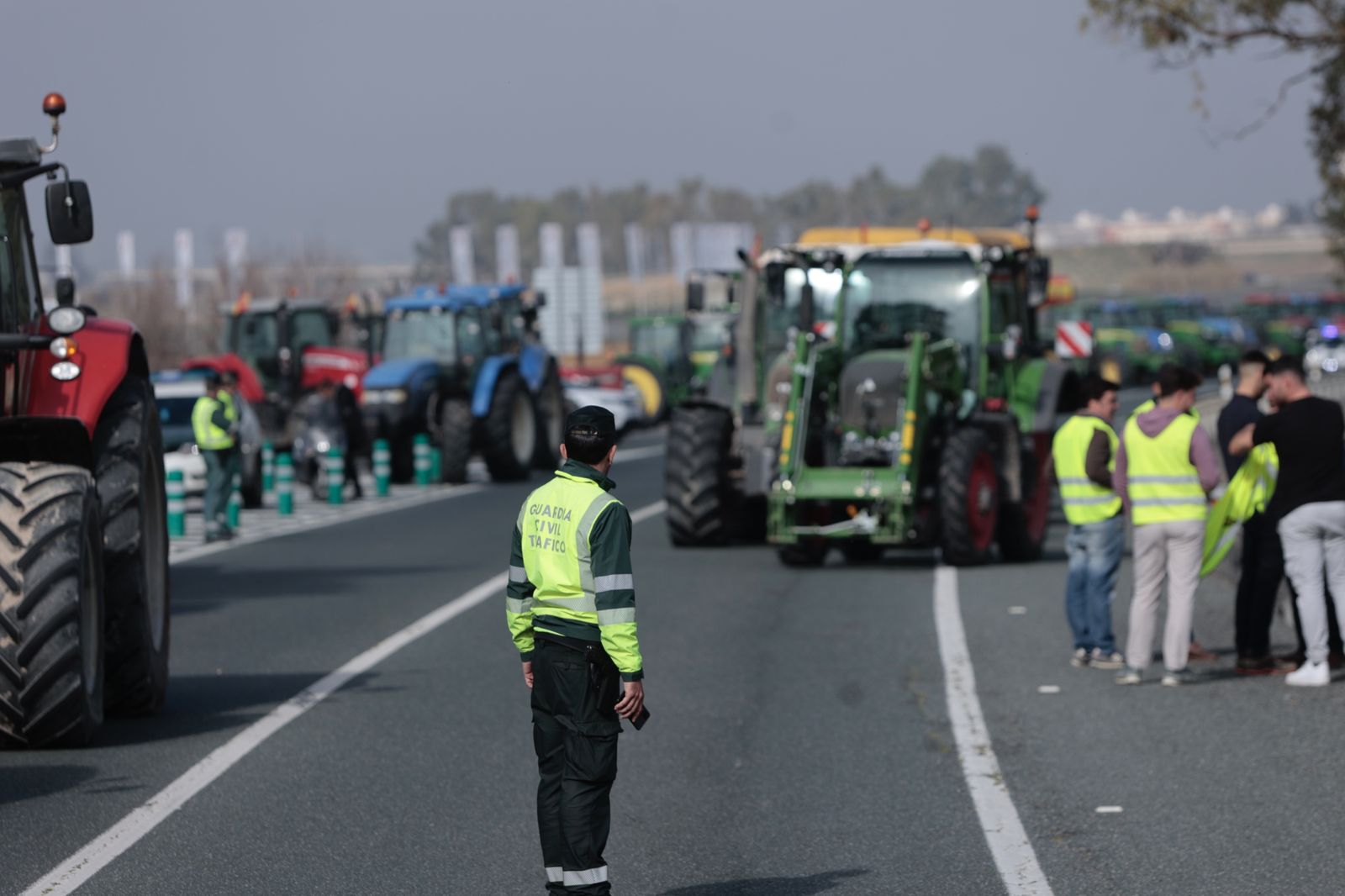 Segunda jornada de protesta de los agricultores en la AP-4 y la N-IV
