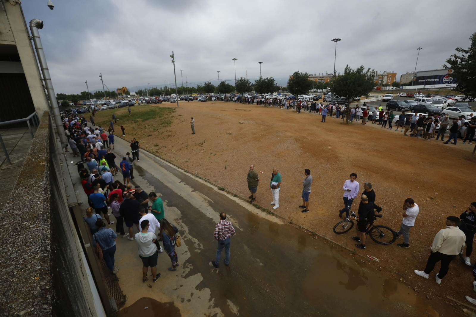 Las mejores fotos de las colas de El Arcángel para conseguir las entradas del Córdoba CF - Barcelona Atlétic Las mejores fotos de las colas de El Arcángel para conseguir las entradas del Córdoba CF - Barcelona Atlétic