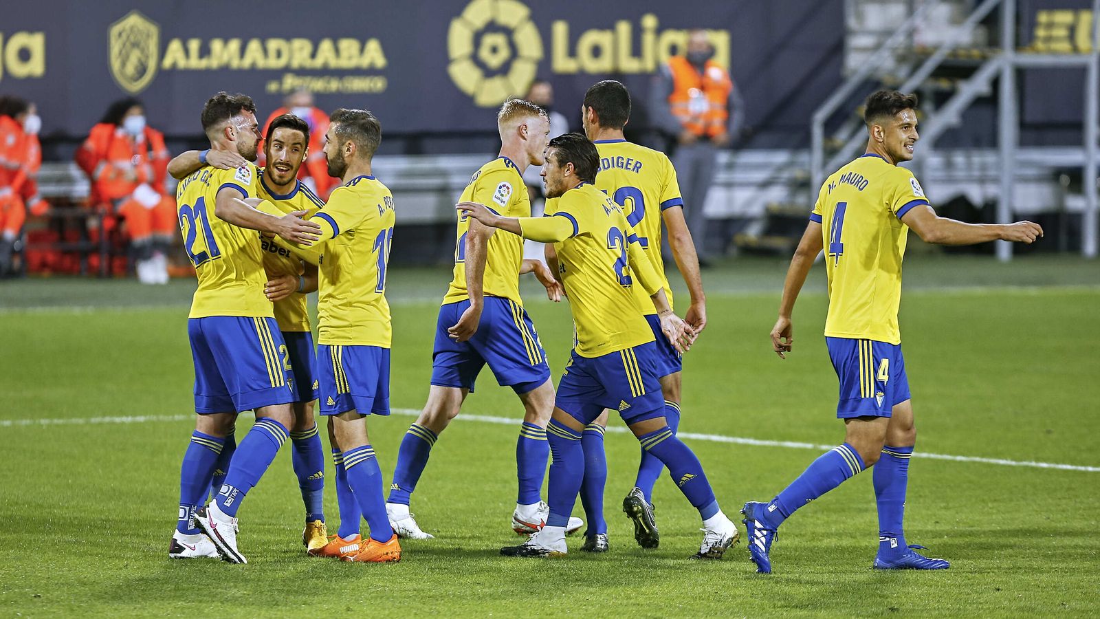 Los jugadores del Cádiz celebran el gol de Álvaro Giménez.
