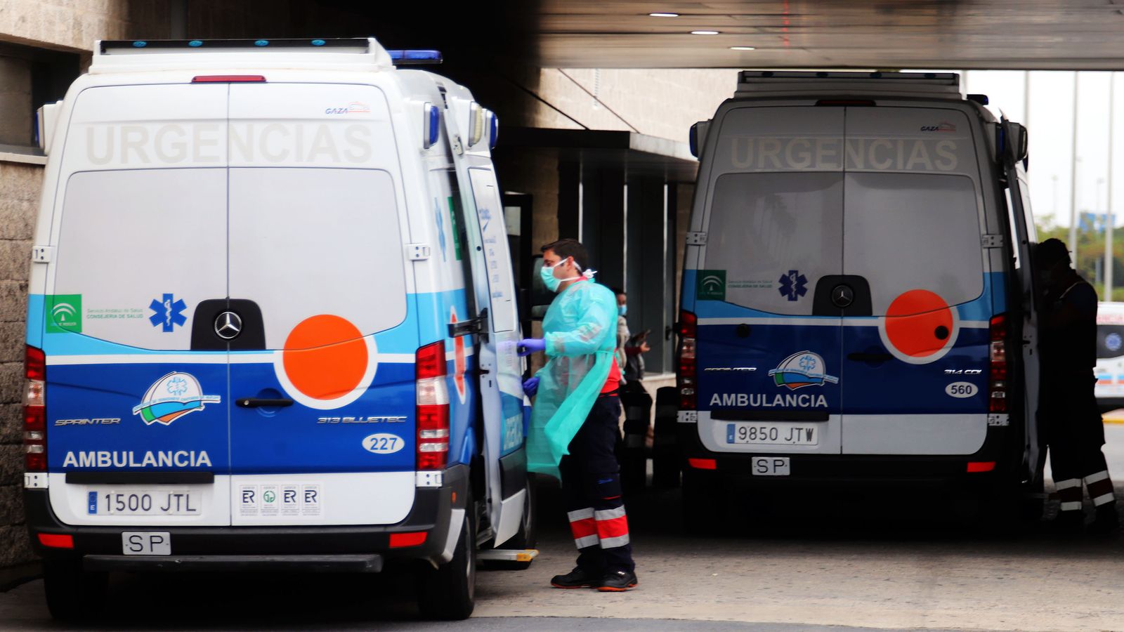 Ambulancias aparcadas en las inmediaciones del Hospital Juan Ramón Jiménez.