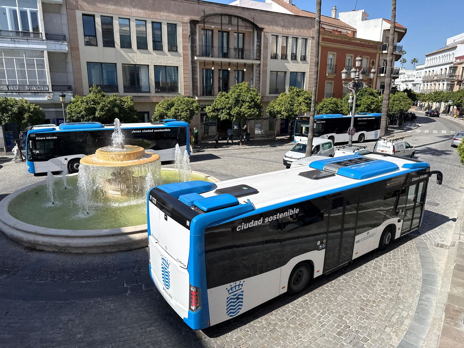 Varios autobuses urbanos en la Rotonda de los Casinos.