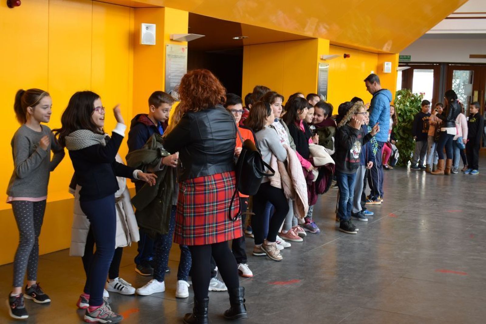 Imagen de los alumnos y profesores antes de entrar en el teatro.